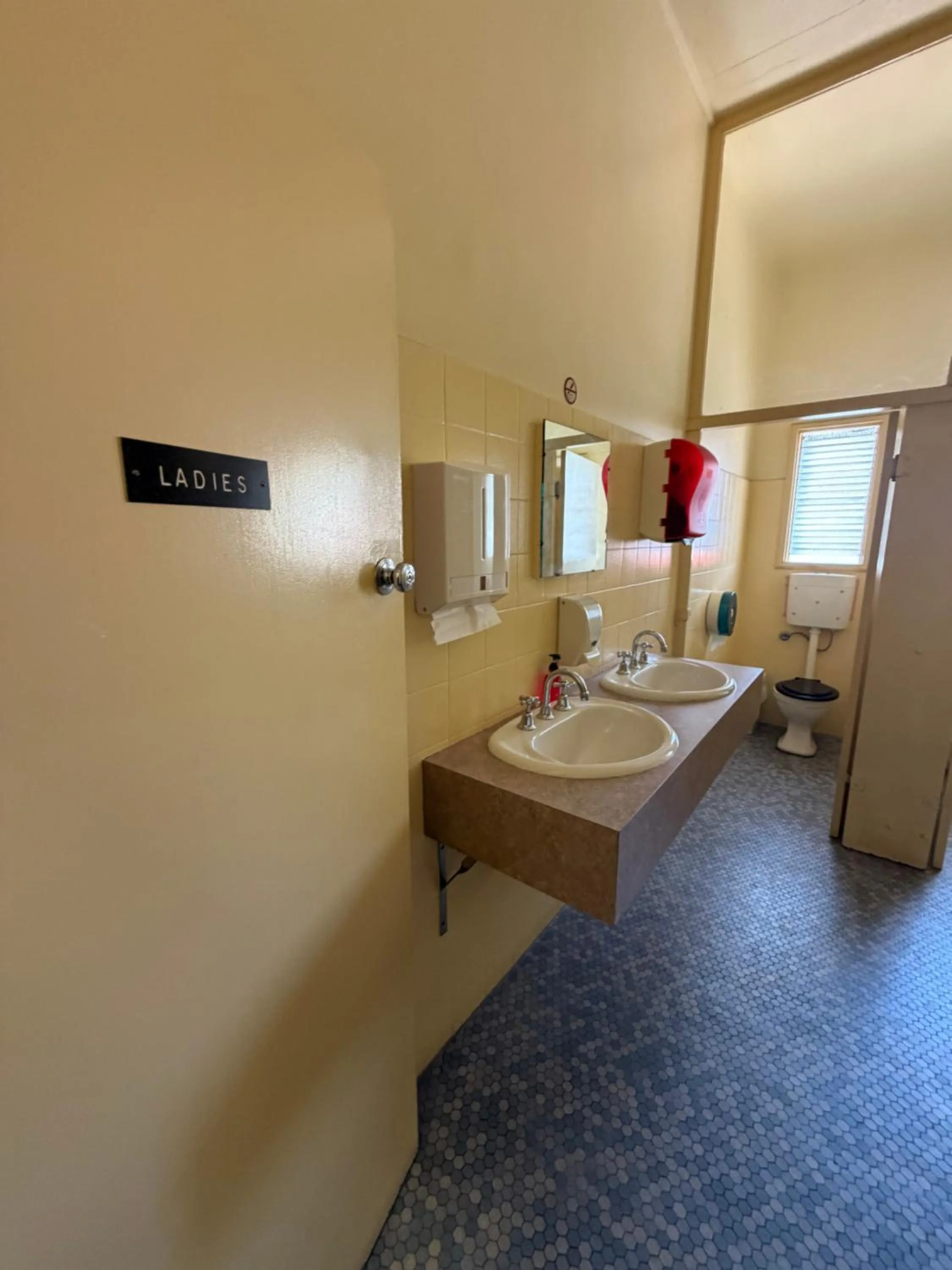 Toilet, Bed in Grafton Hotel