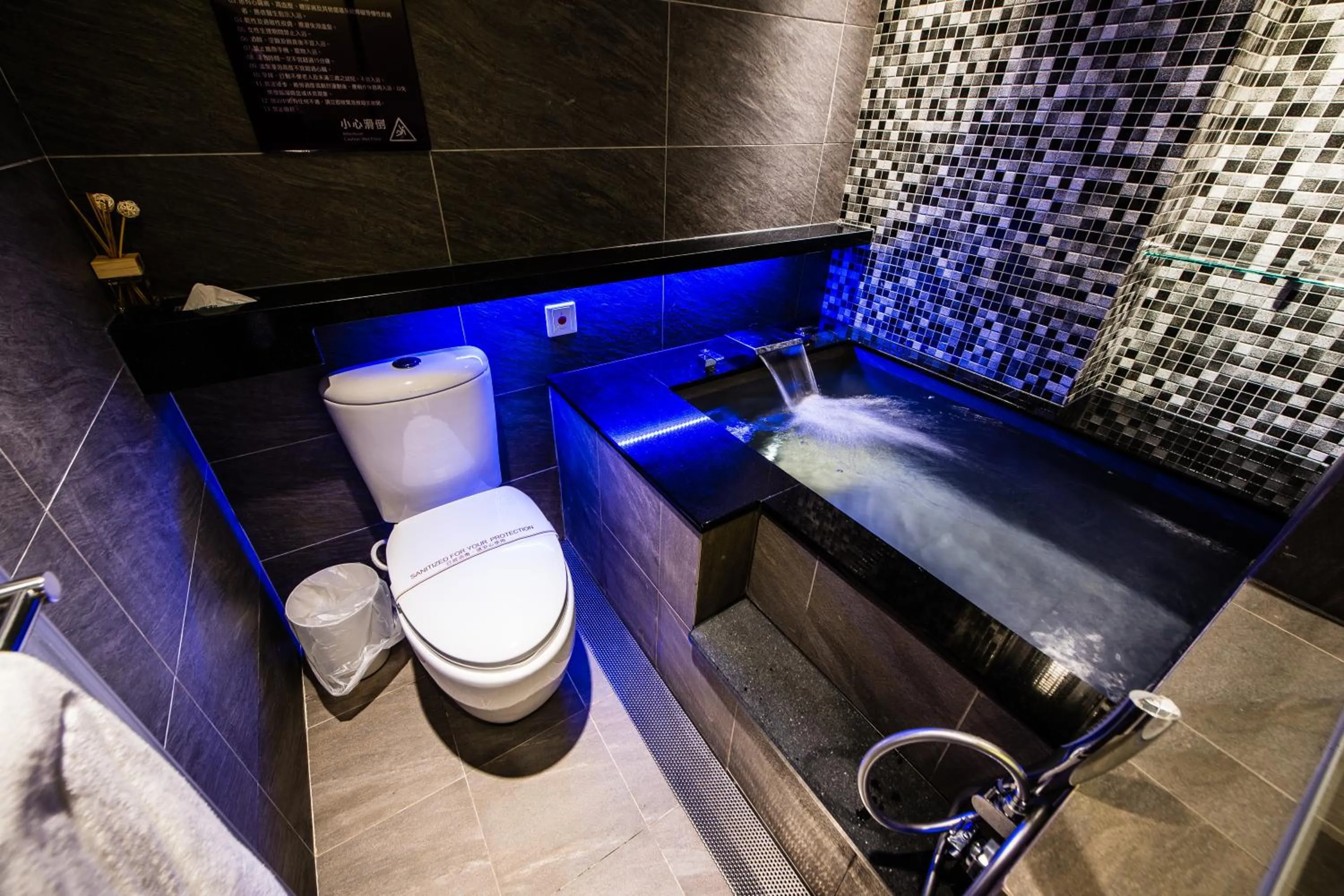 Shower in SIX FUKUN HOTEL