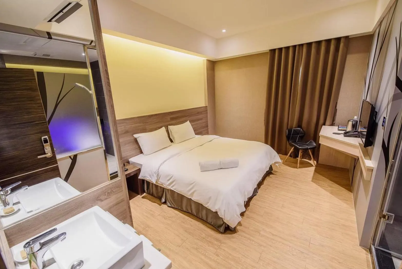 Bed in SIX FUKUN HOTEL