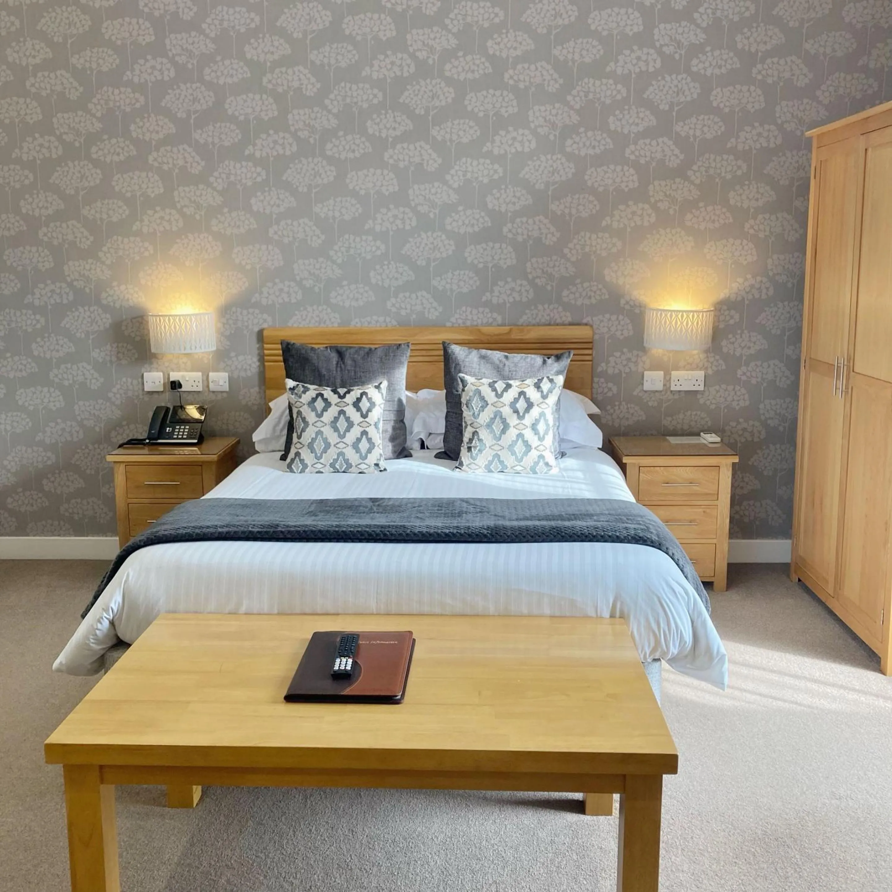 Dining area, Bed in The Britannia Inn & Waves Restaurant