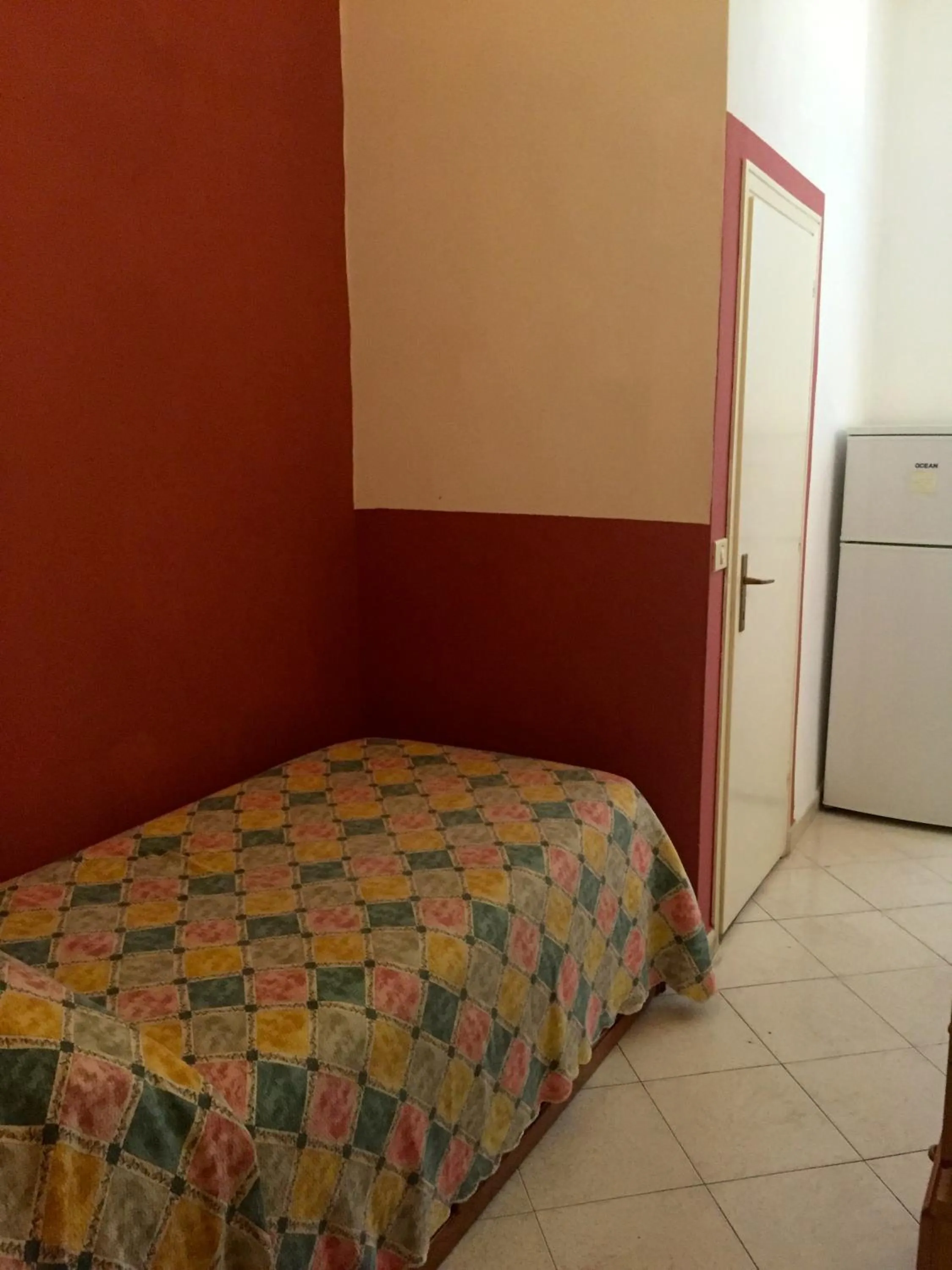 Property building, Bed in Albergo Ape Elbana