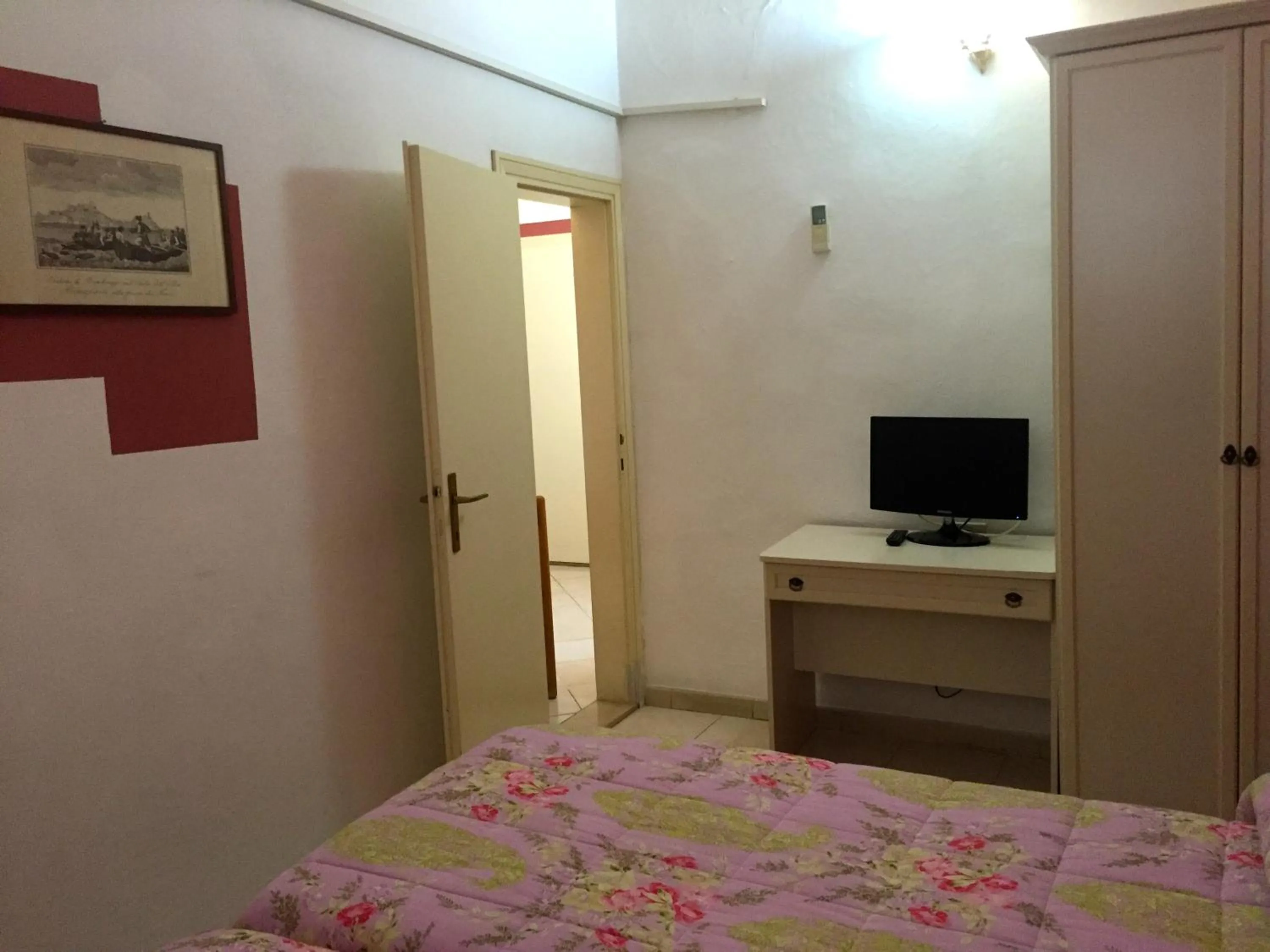 Property building, Bed in Albergo Ape Elbana