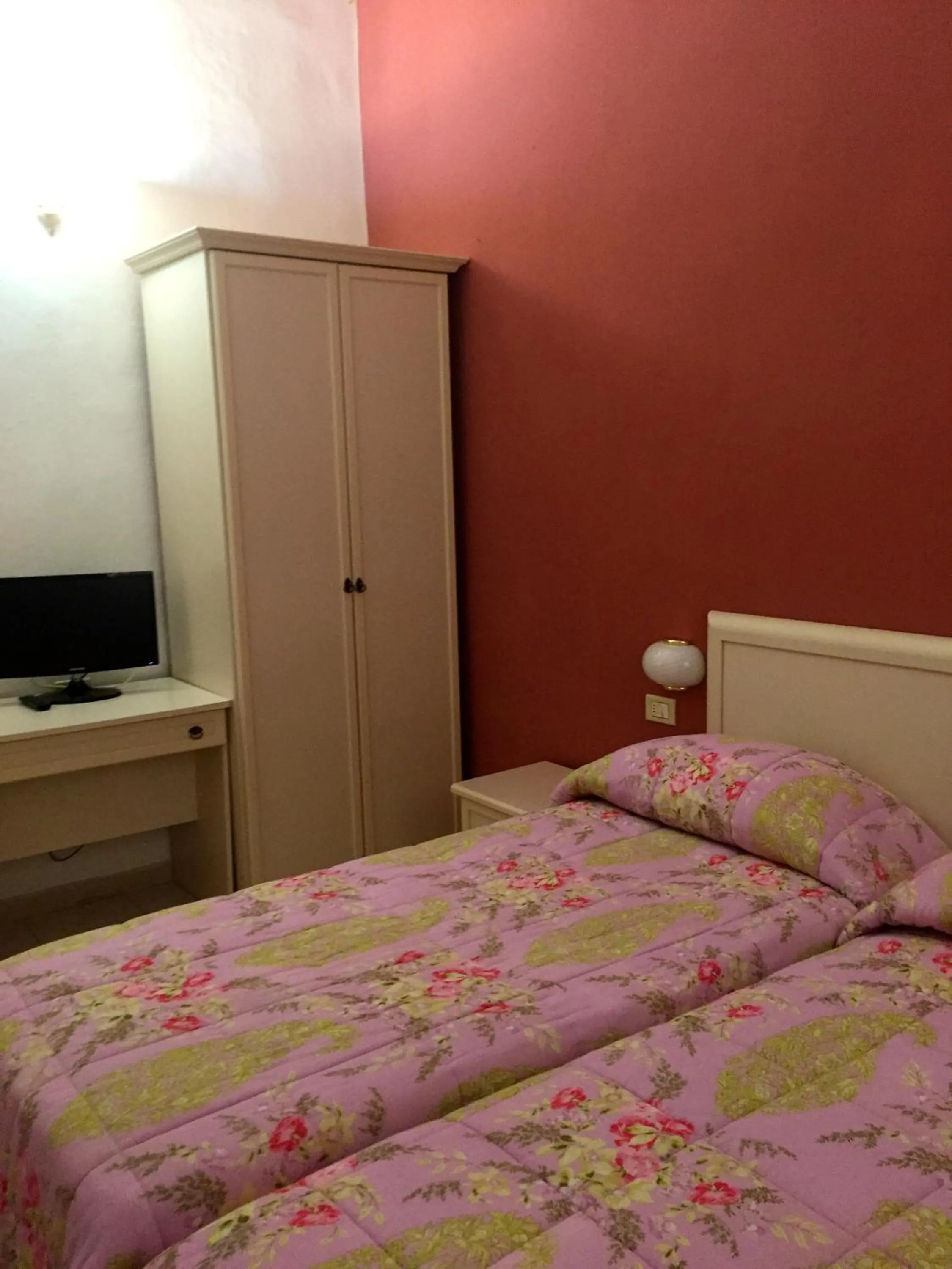 Property building, Bed in Albergo Ape Elbana