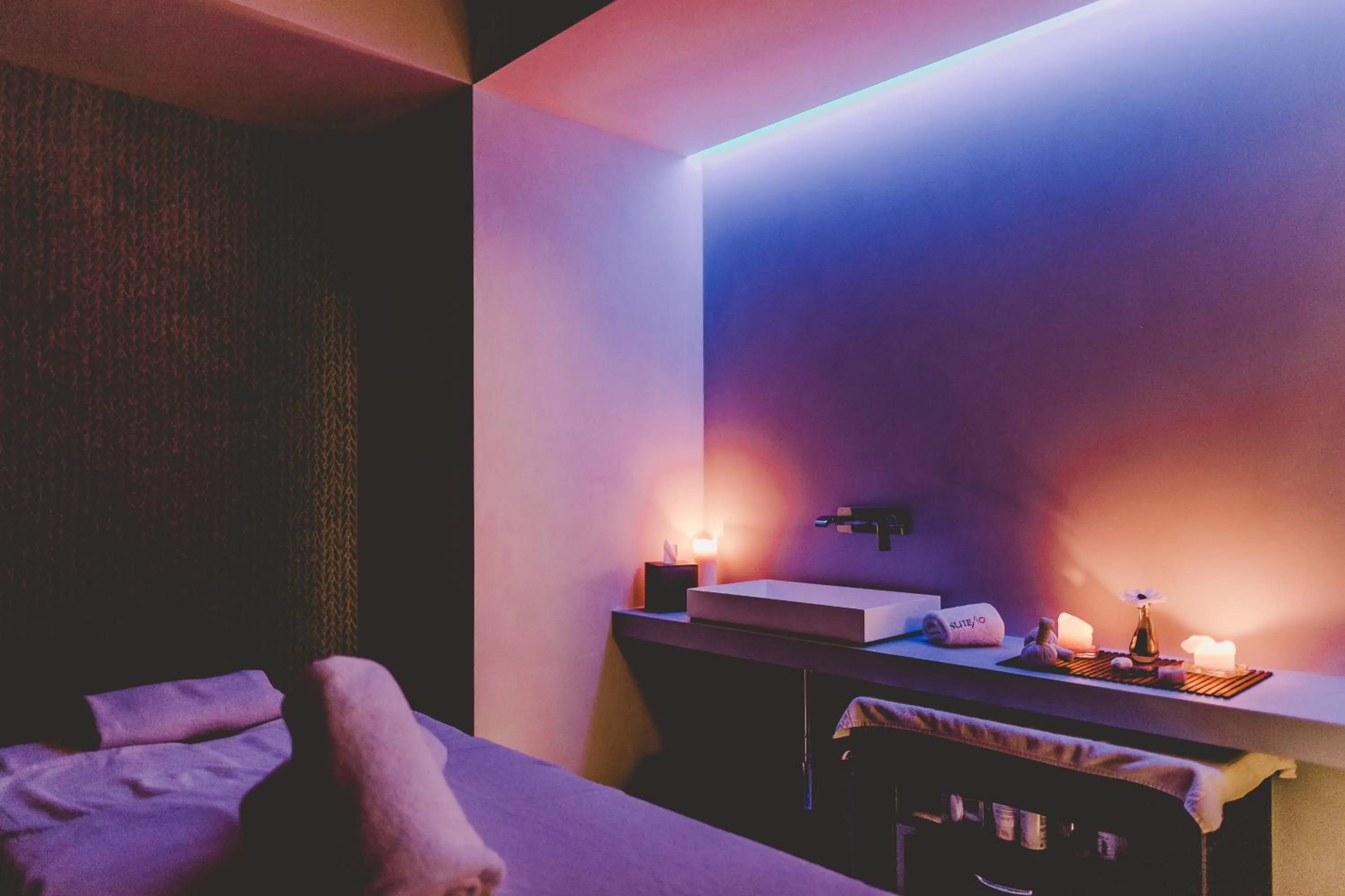 Spa and wellness centre/facilities, Bed in Suite 10 Home Design & Spa