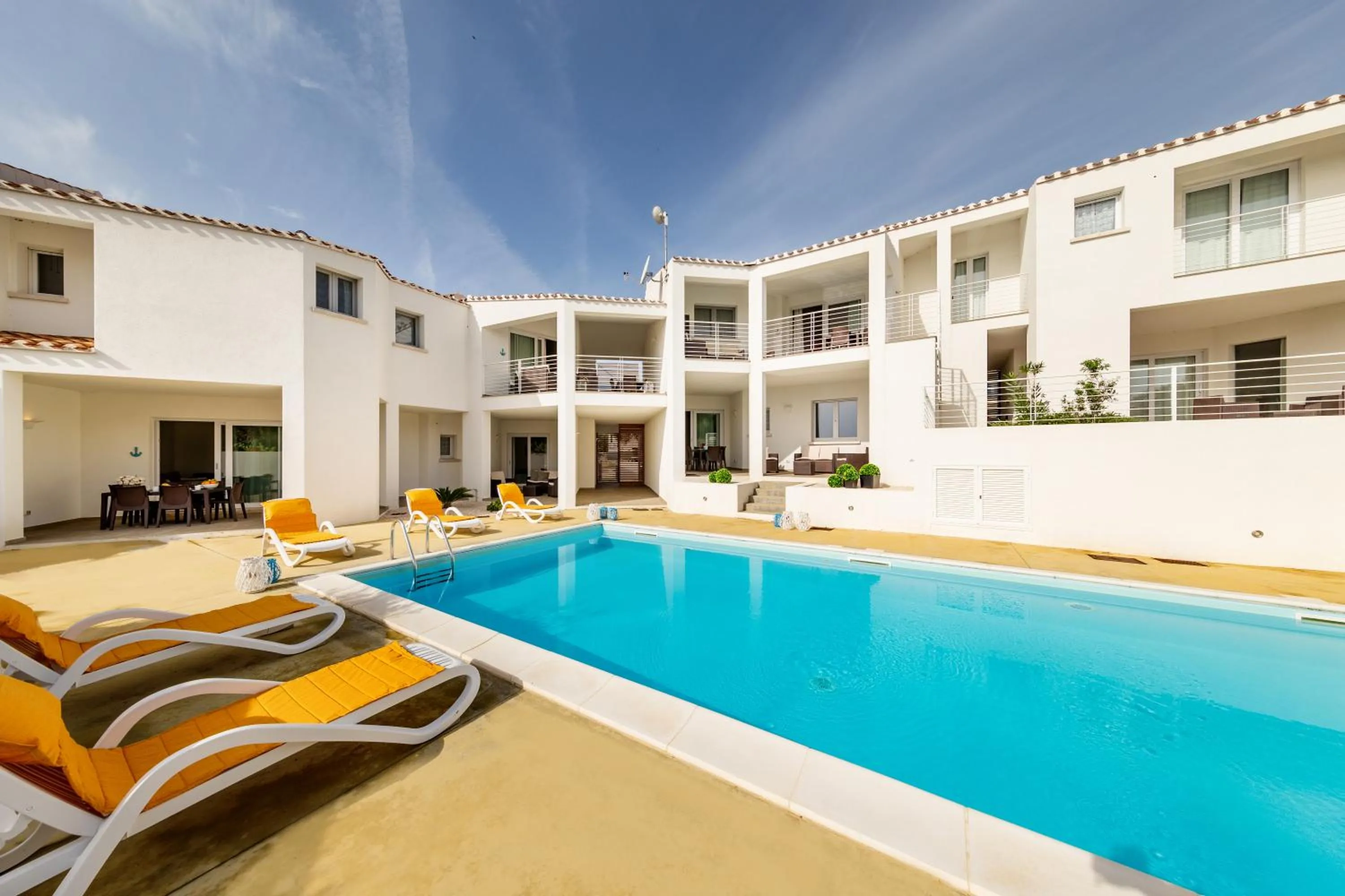 Caneis Apartments