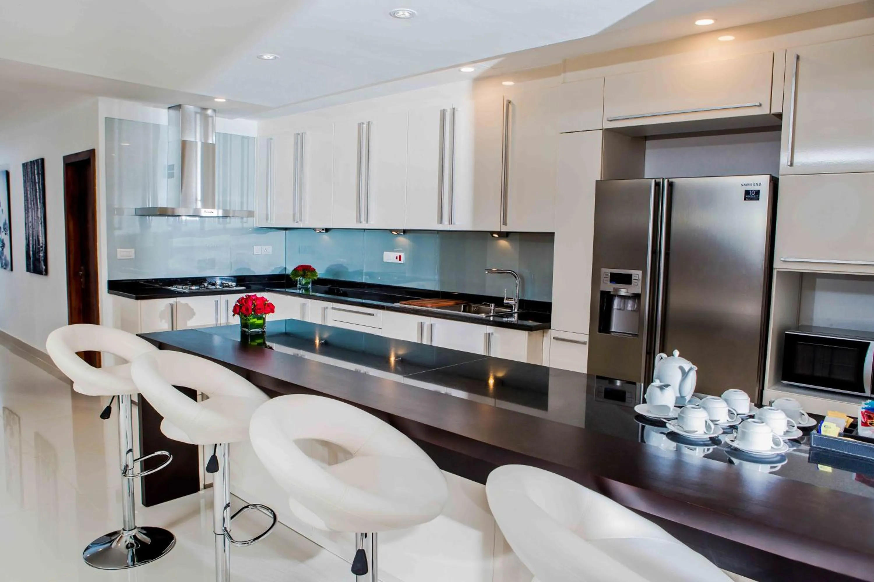 Restaurant/places to eat in Platinum One Suites