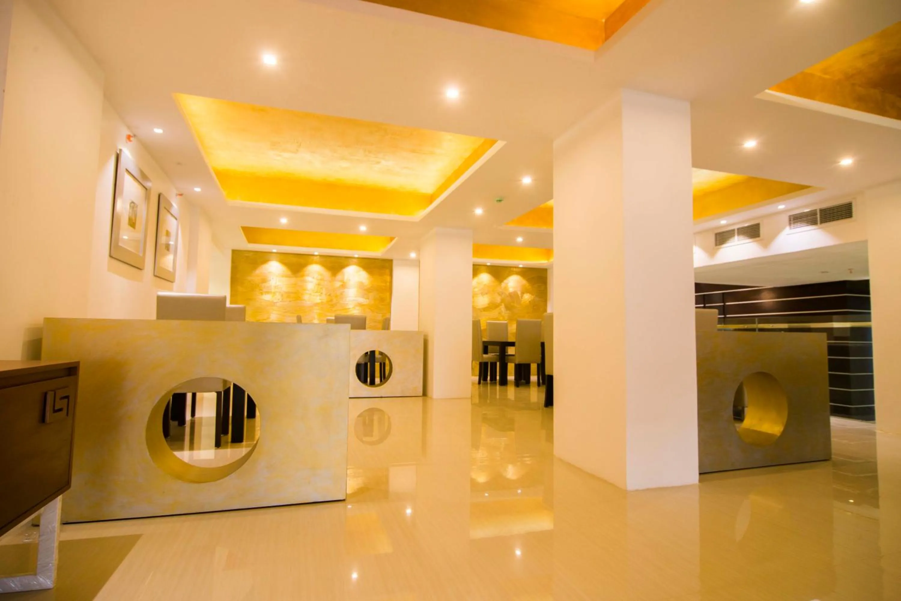 Restaurant/places to eat in Platinum One Suites