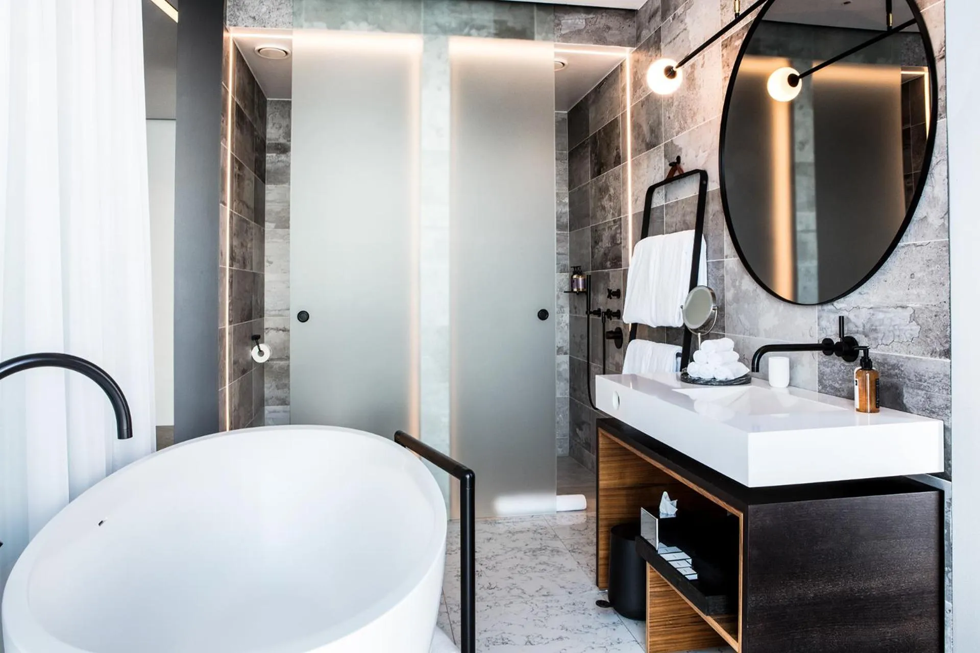 Shower in Tower Suites Reykjavík