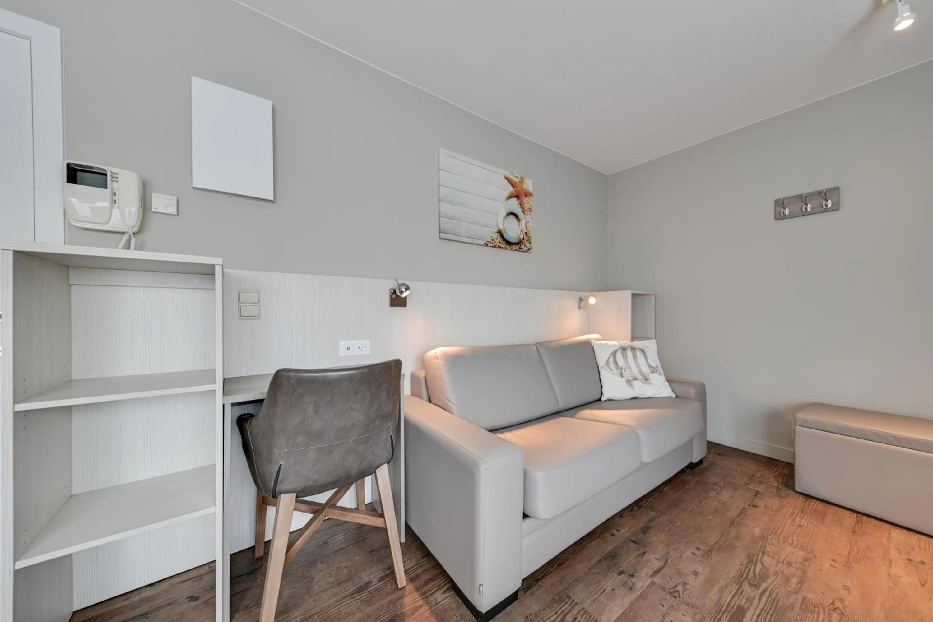 Living room, Bed in Holiday Suites De Haan