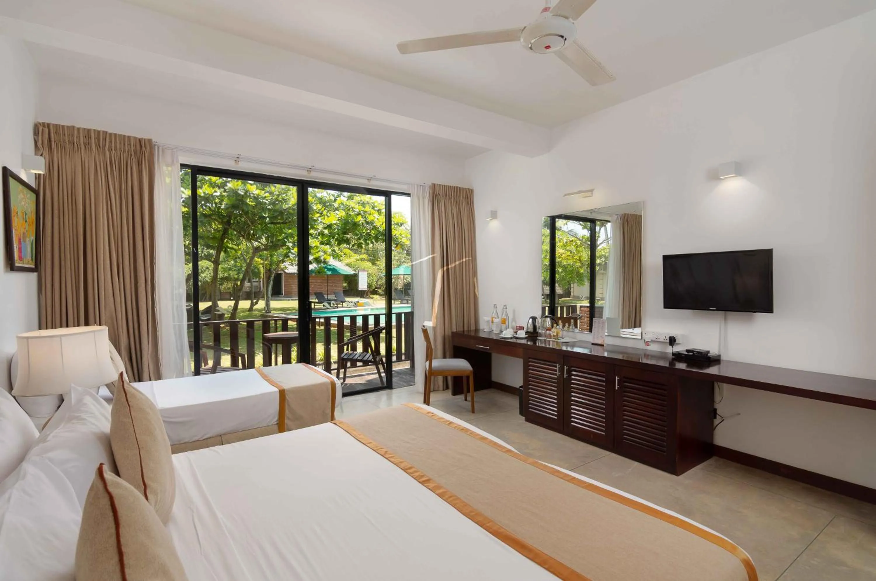 Bed in South Lake Resort Koggala