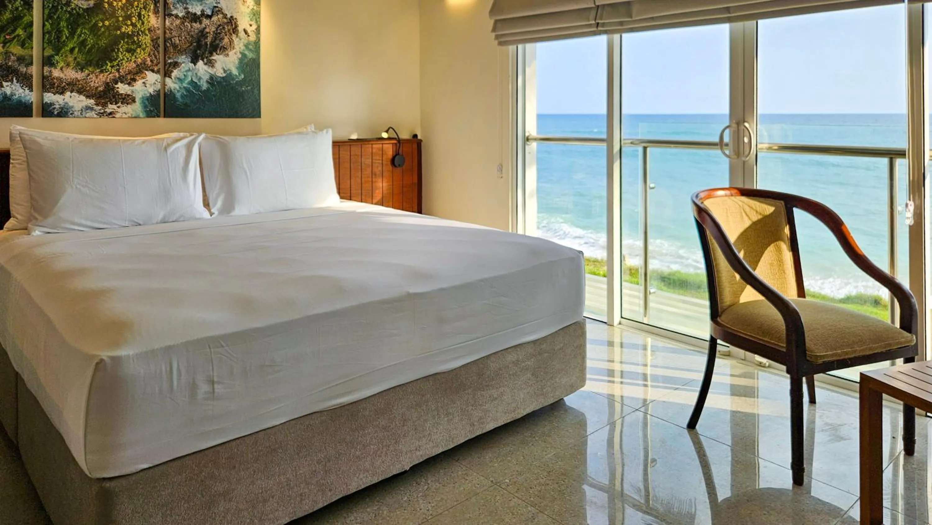 Bed in South Lake Resort Koggala