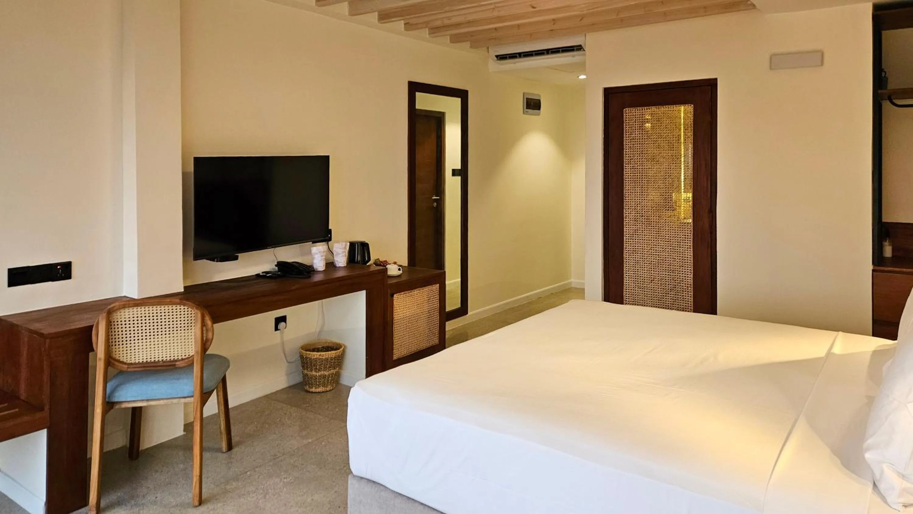 Bed in South Lake Resort Koggala