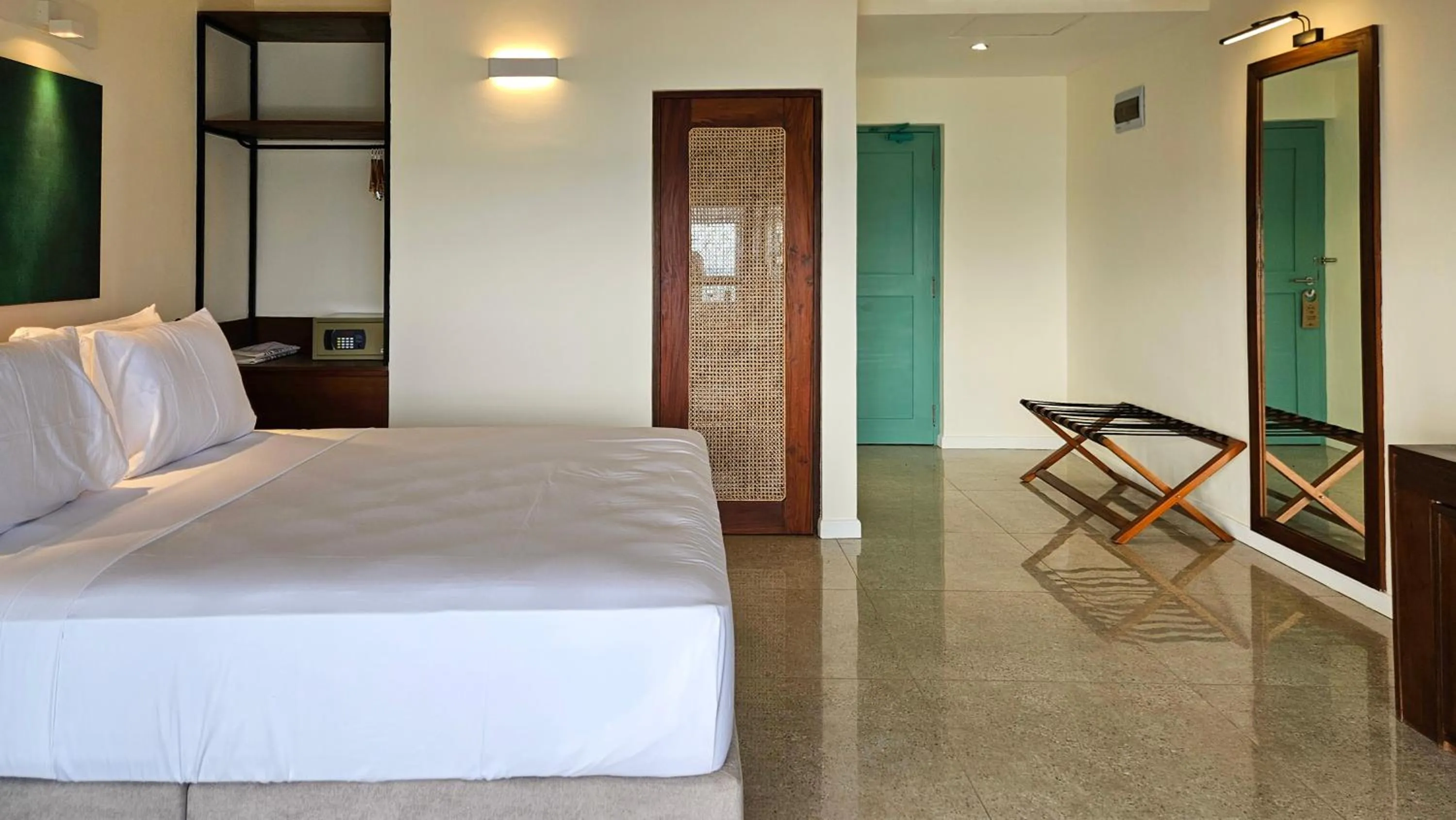 Bed in South Lake Resort Koggala