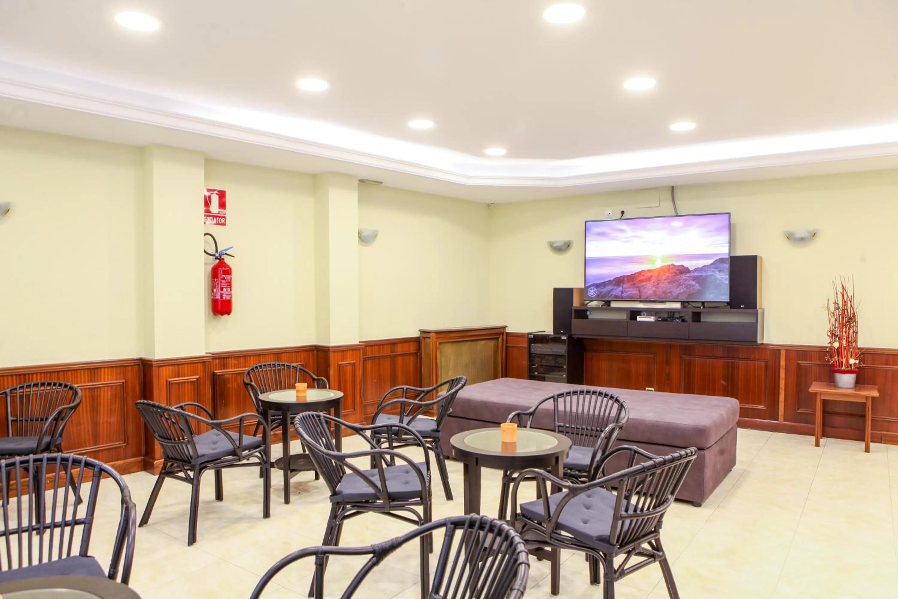 Communal lounge/ TV room in Insitu Eurotel Andorra