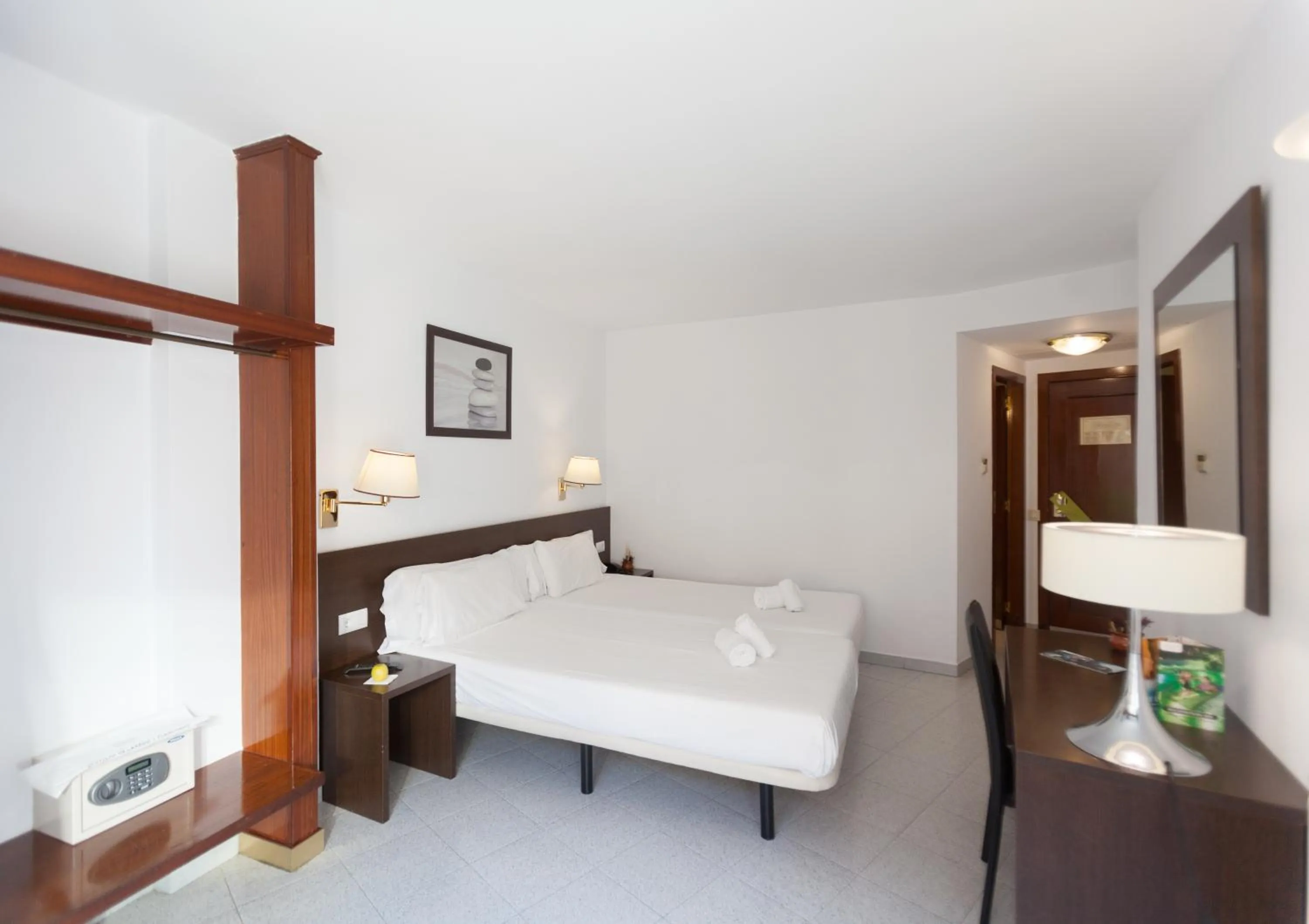 Photo of the whole room, Bed in Insitu Eurotel Andorra