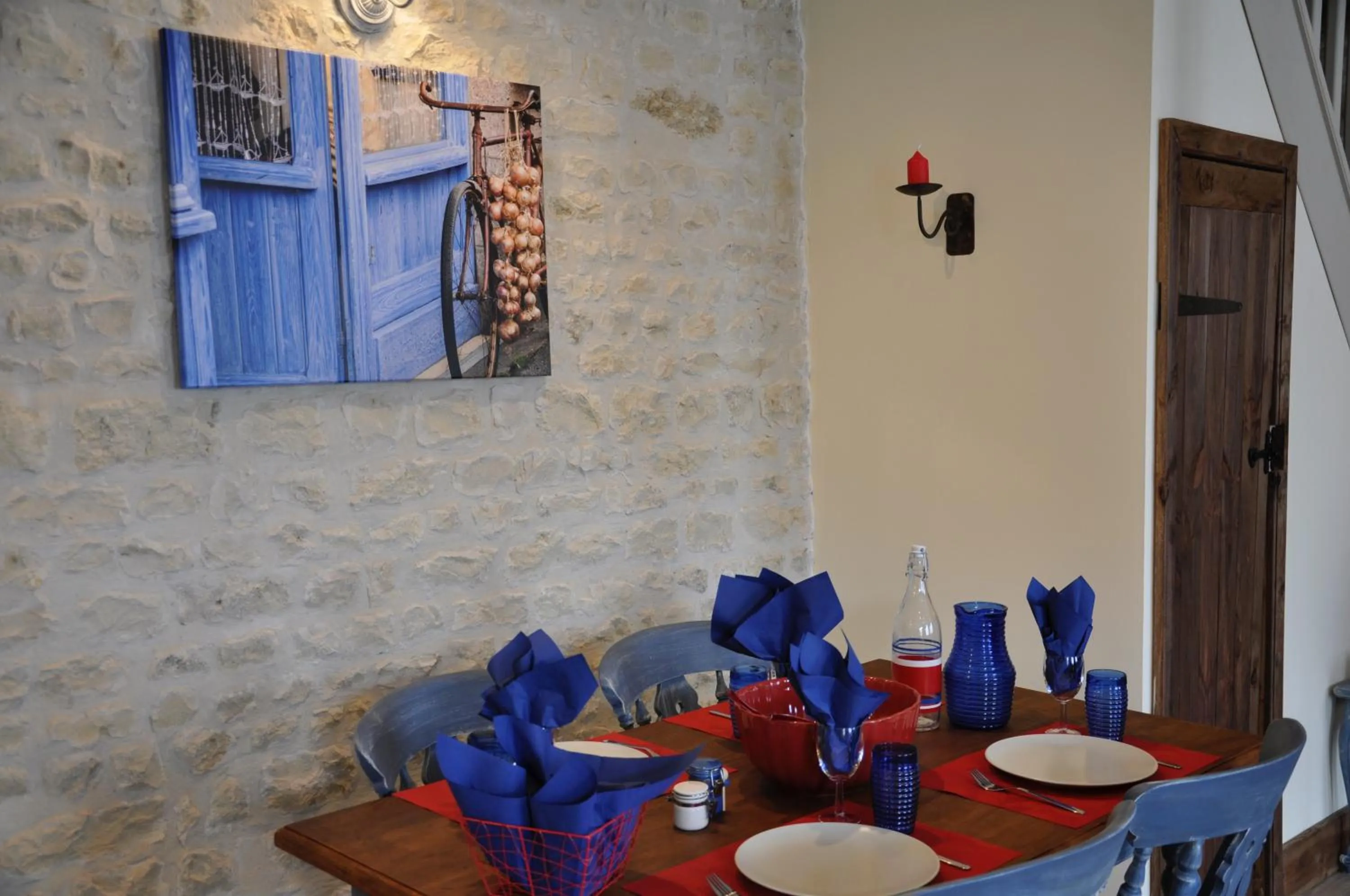 Dining area in Chez Fins Bois