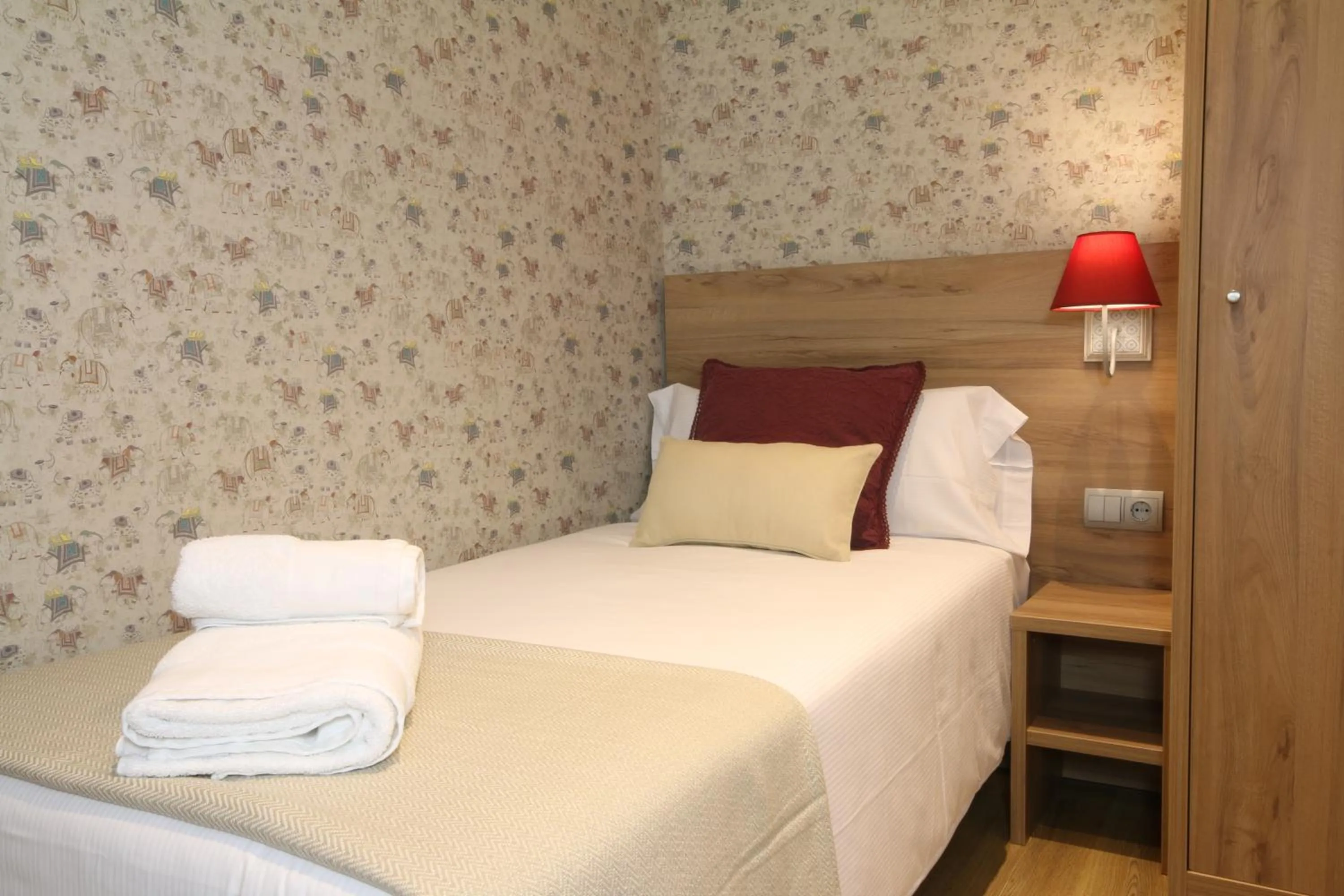 Bed in Suite Place Barcelona Còrsega