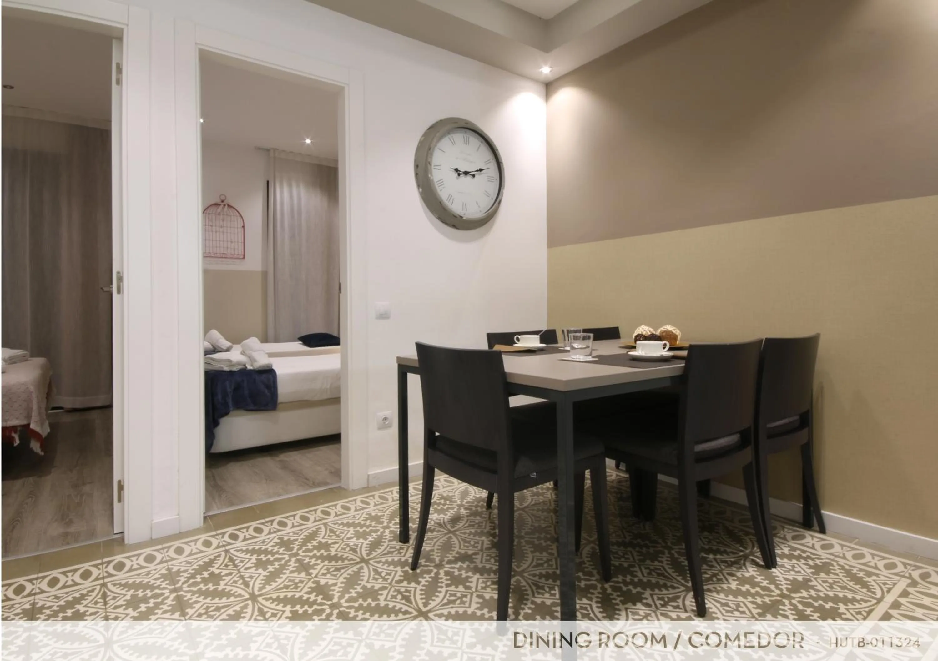 Dining area, Bed in Suite Place Barcelona Còrsega