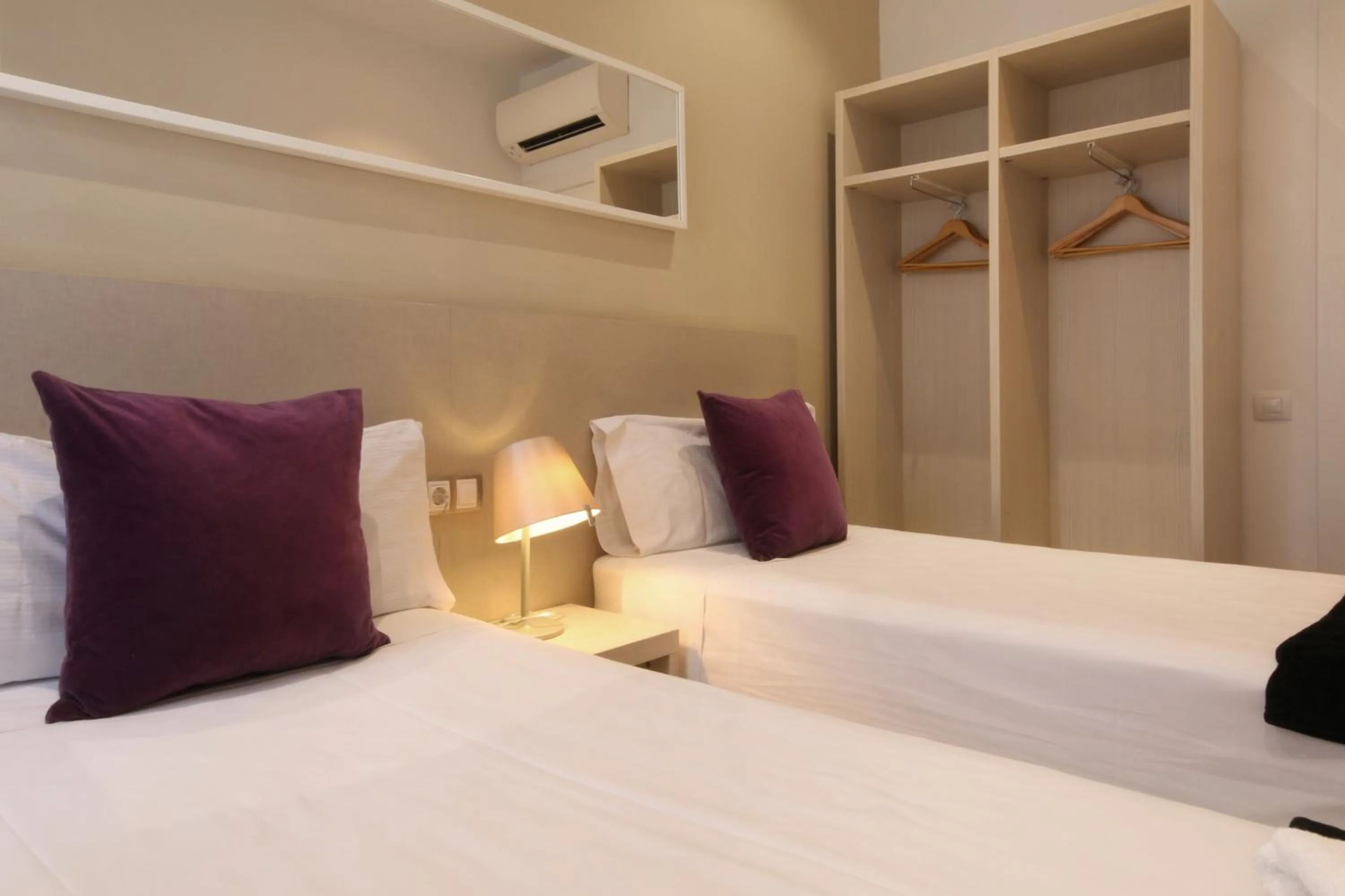 Bed in Suite Place Barcelona Còrsega