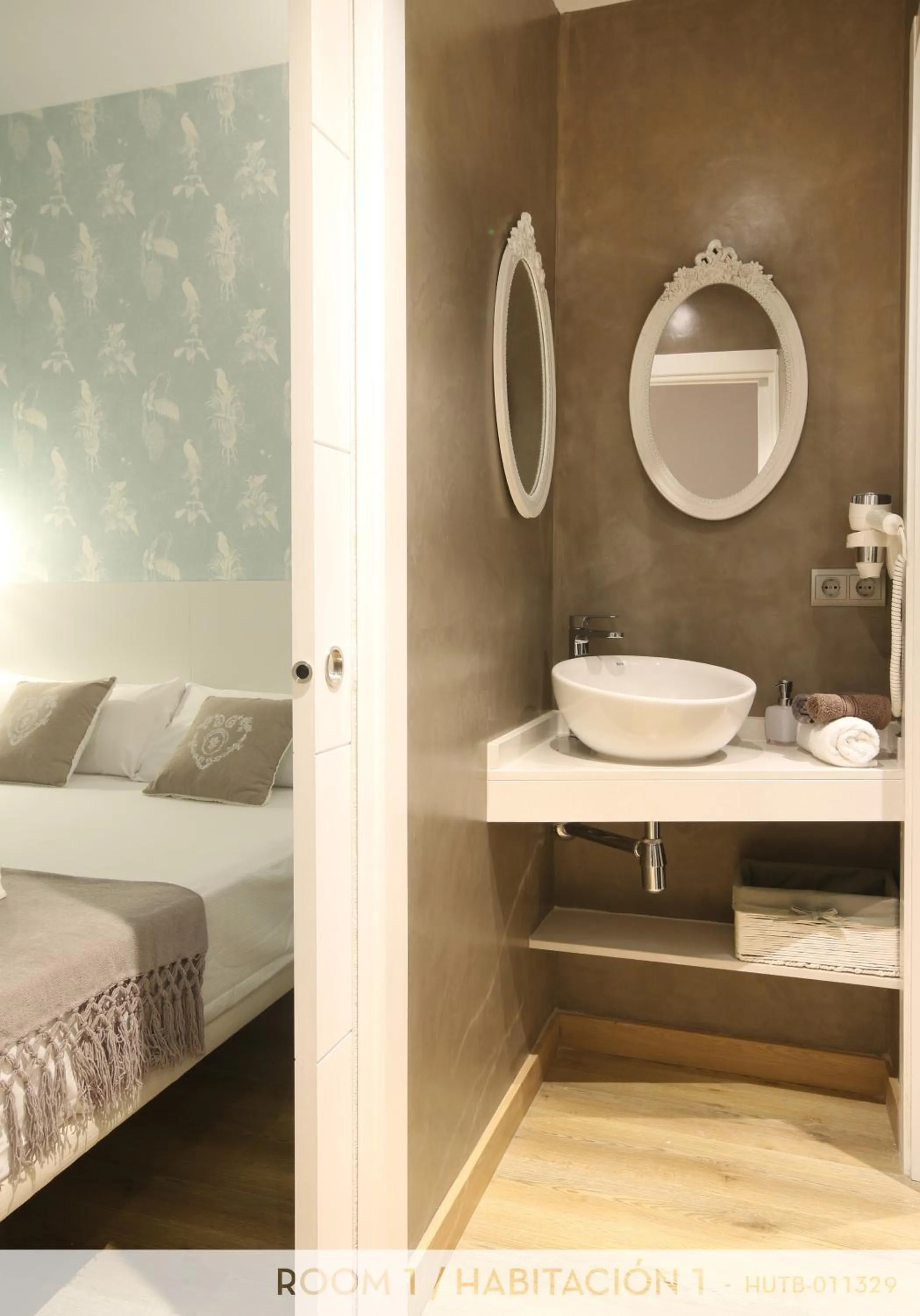Bathroom, Bed in Suite Place Barcelona Còrsega