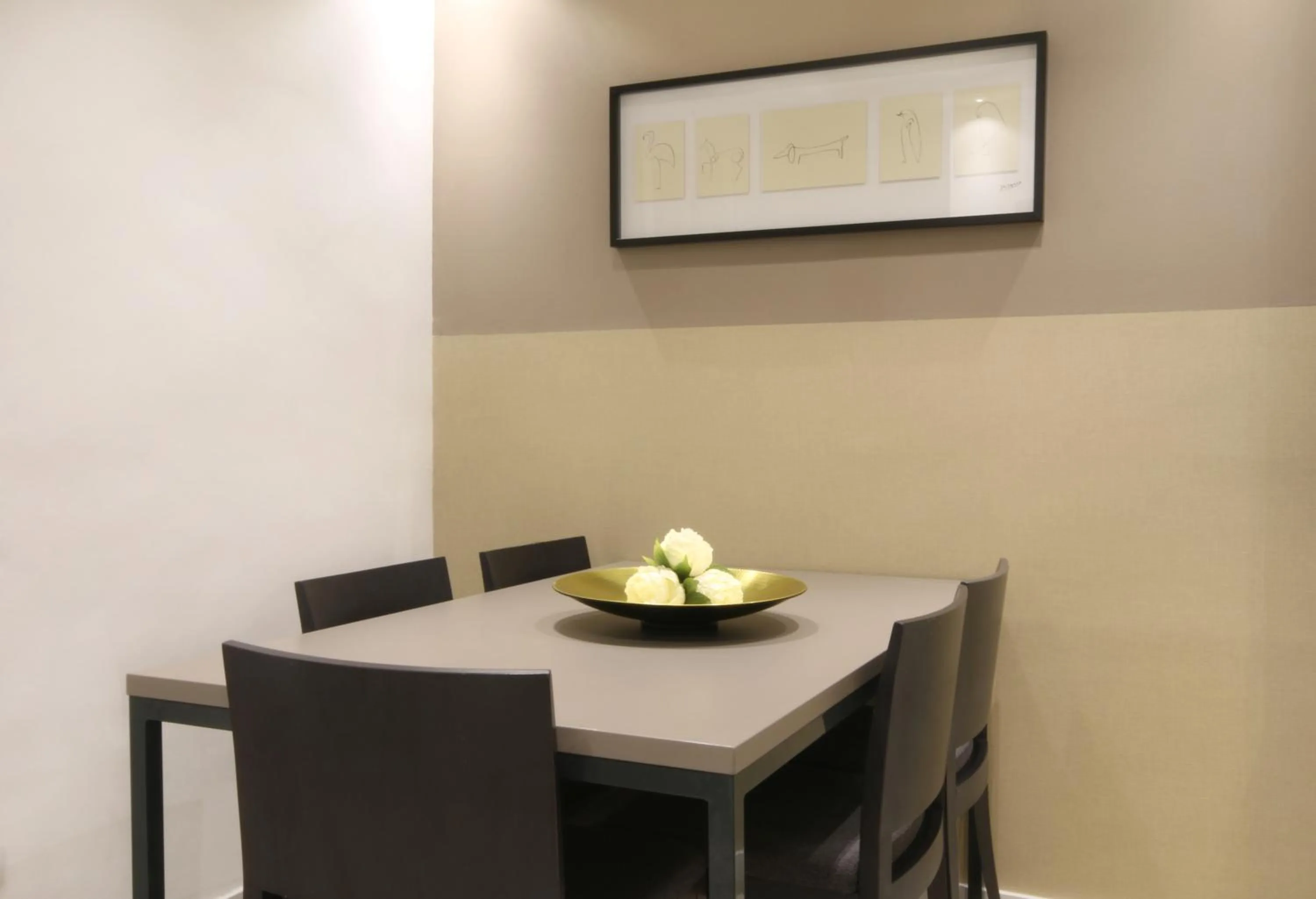 Dining area in Suite Place Barcelona Còrsega