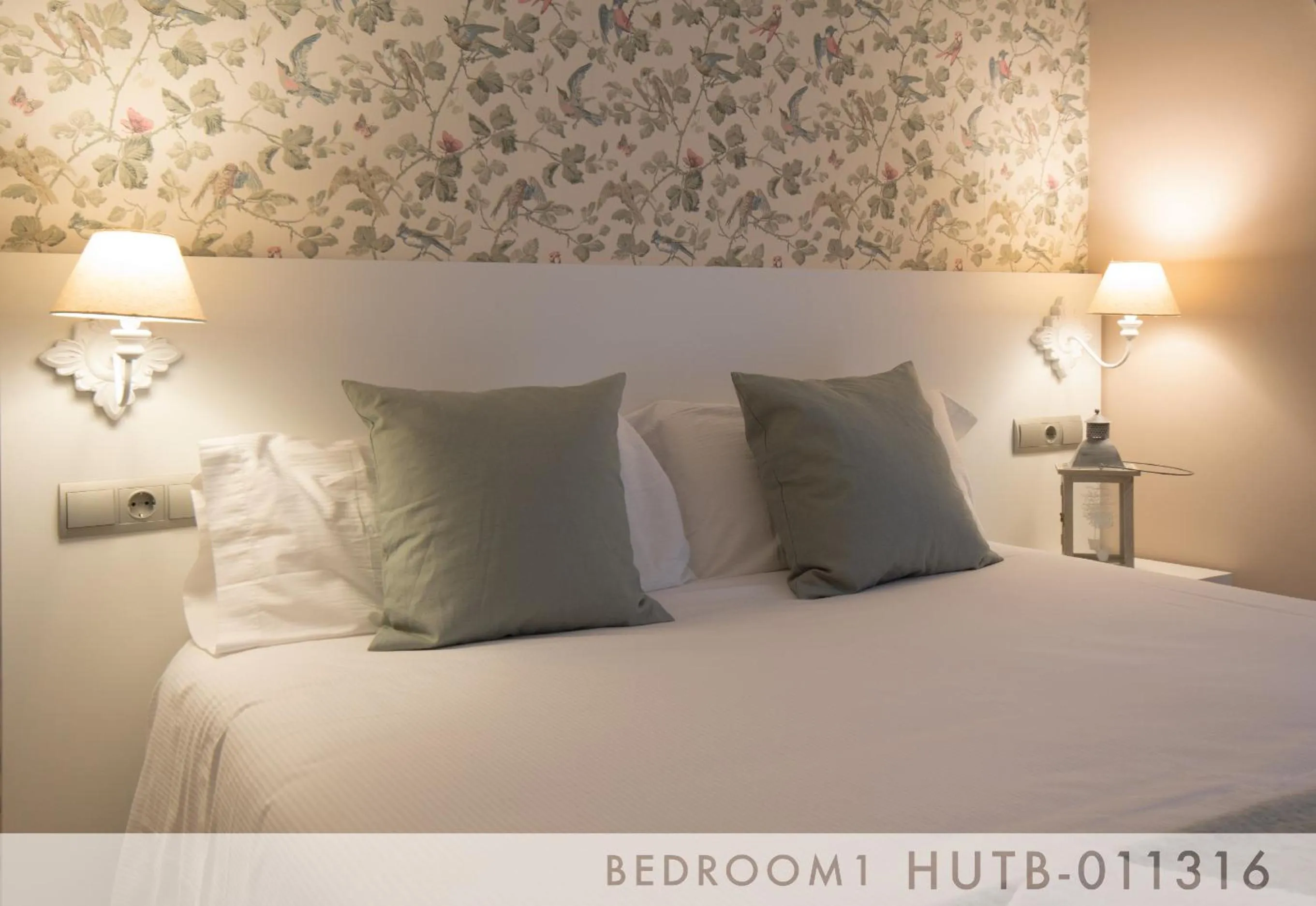 Bed in Suite Place Barcelona Còrsega