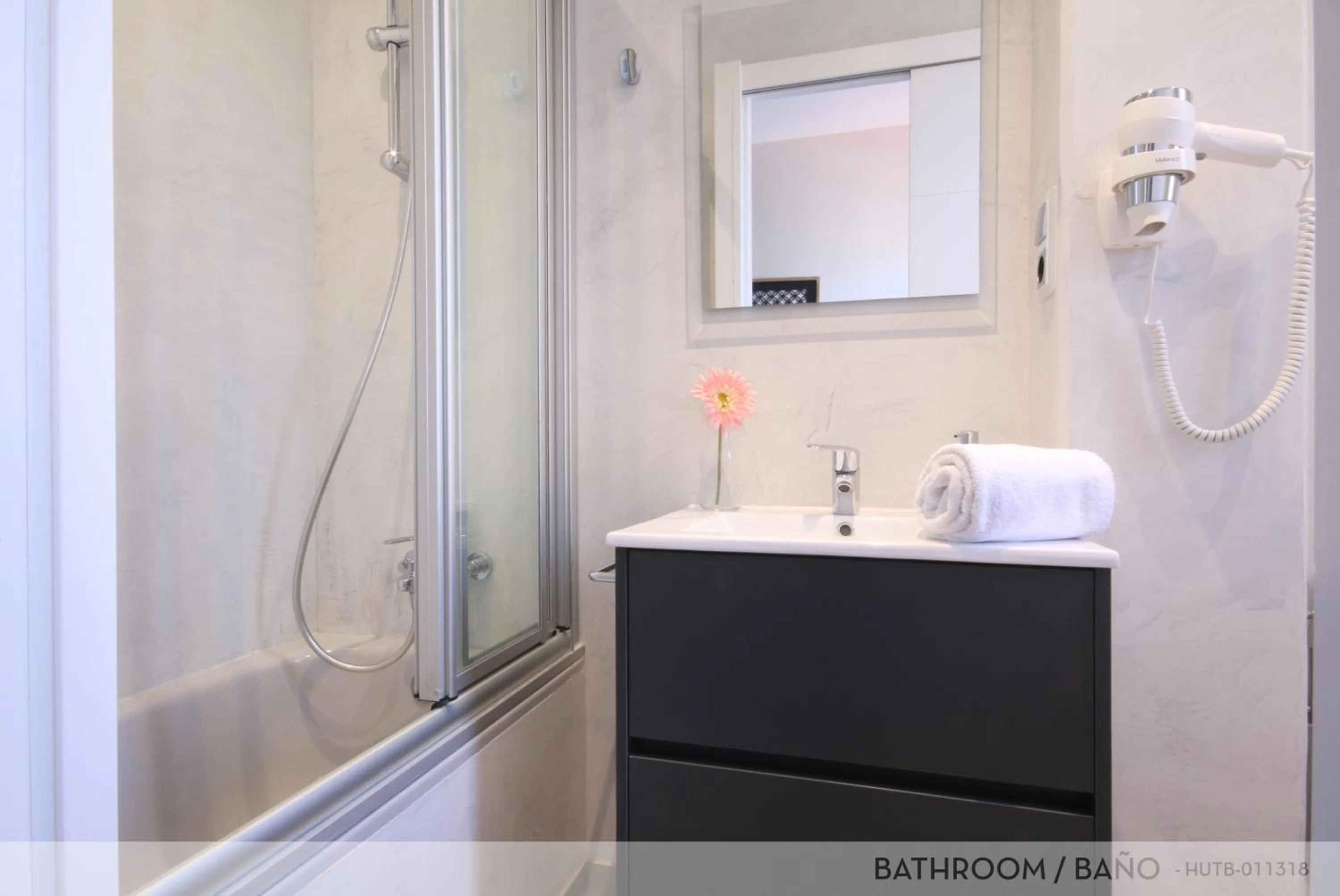 Shower in Suite Place Barcelona Còrsega