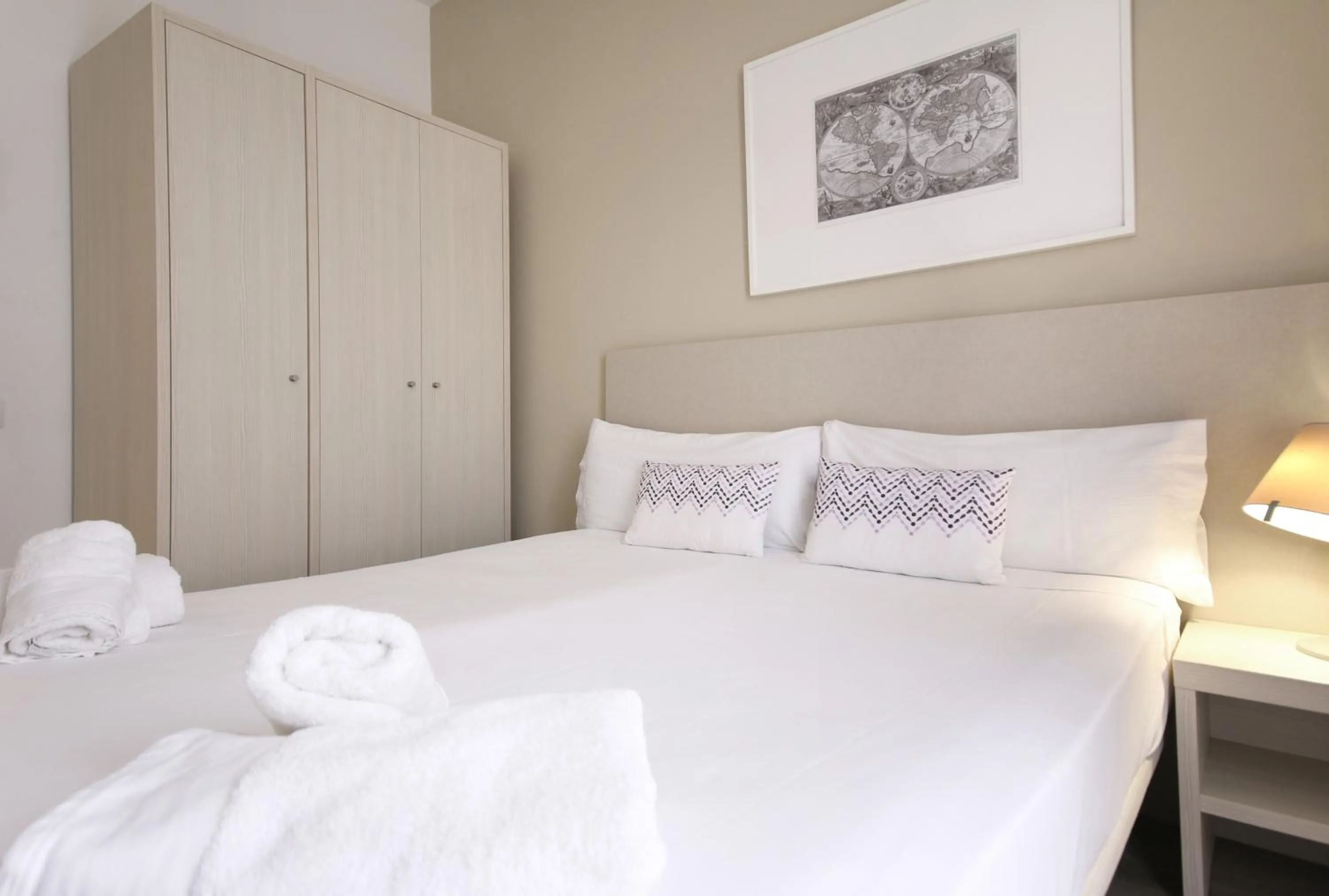 Bed in Suite Place Barcelona Còrsega