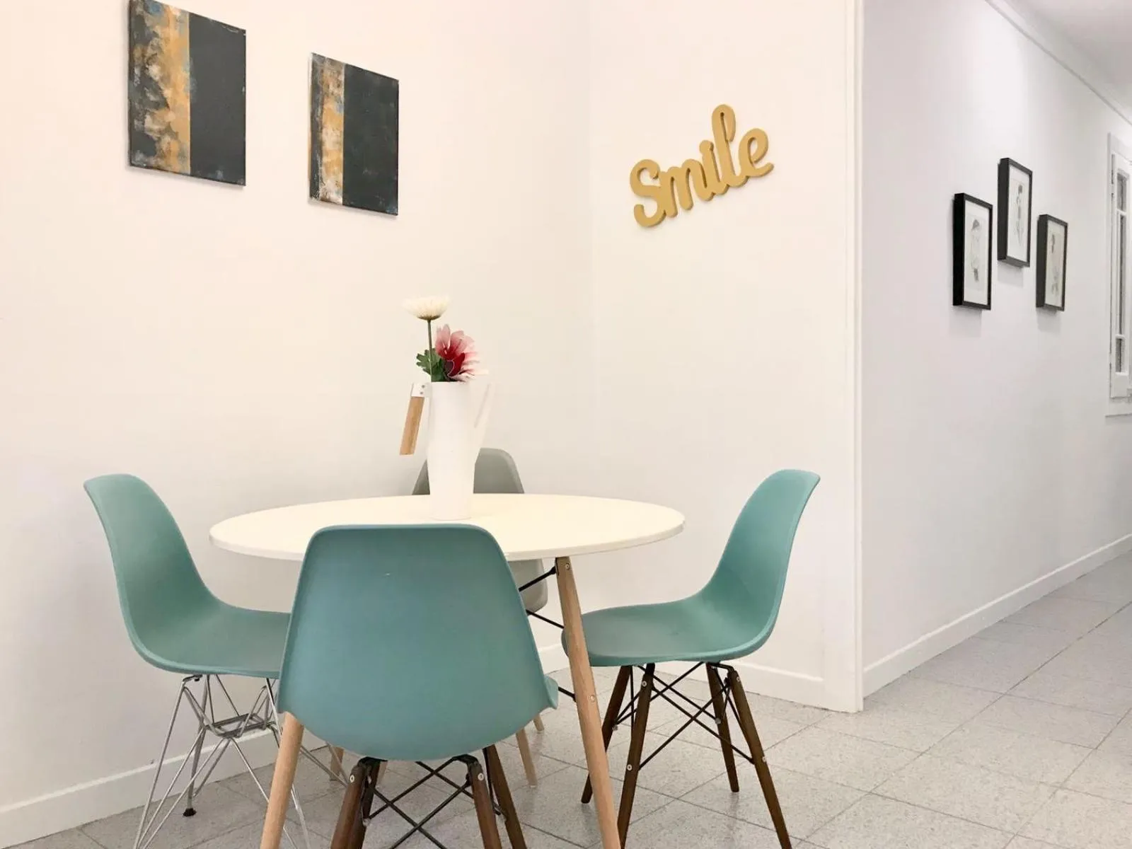 Dining area in Suite Place Barcelona Còrsega