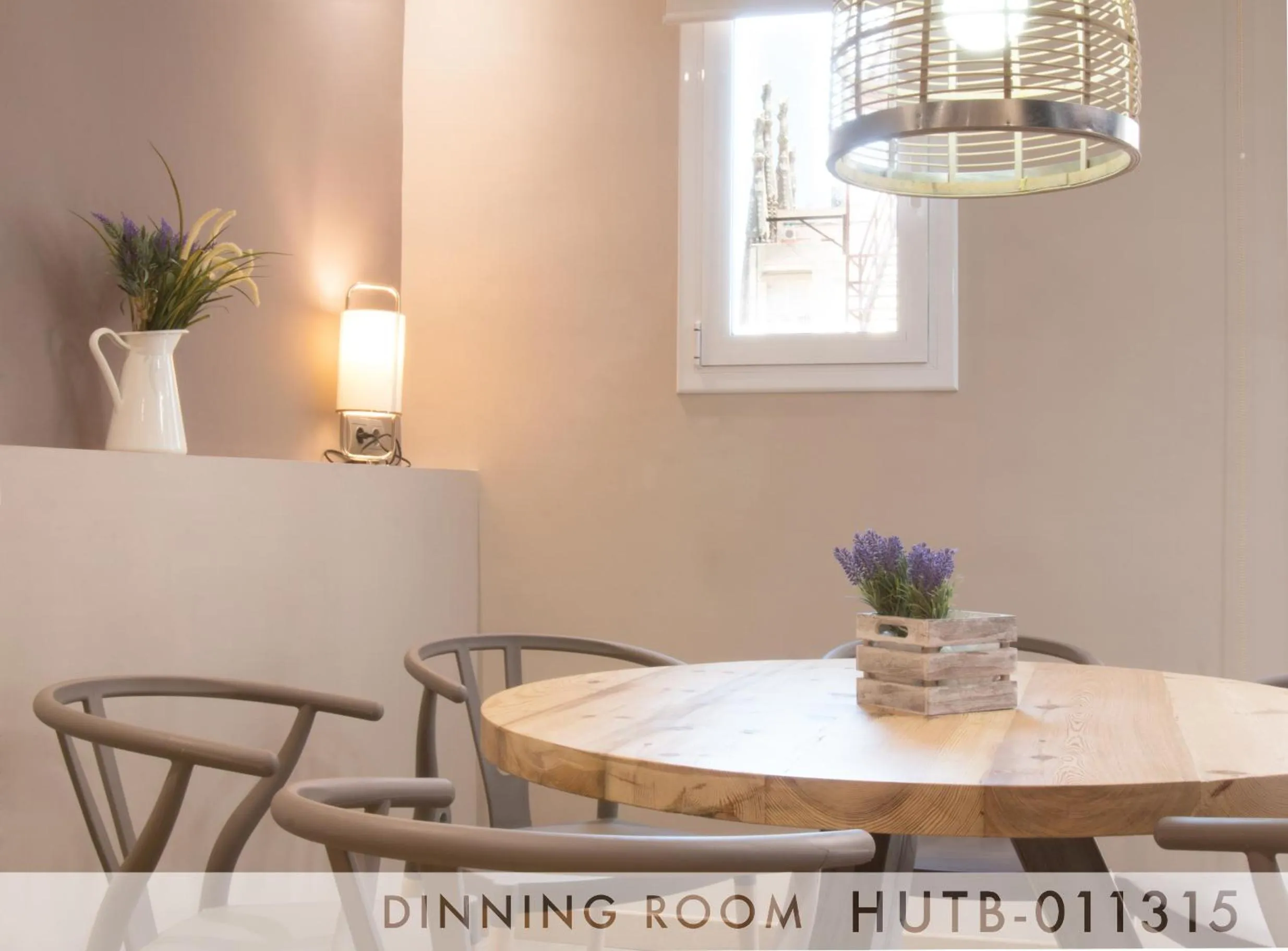 Dining area in Suite Place Barcelona Còrsega