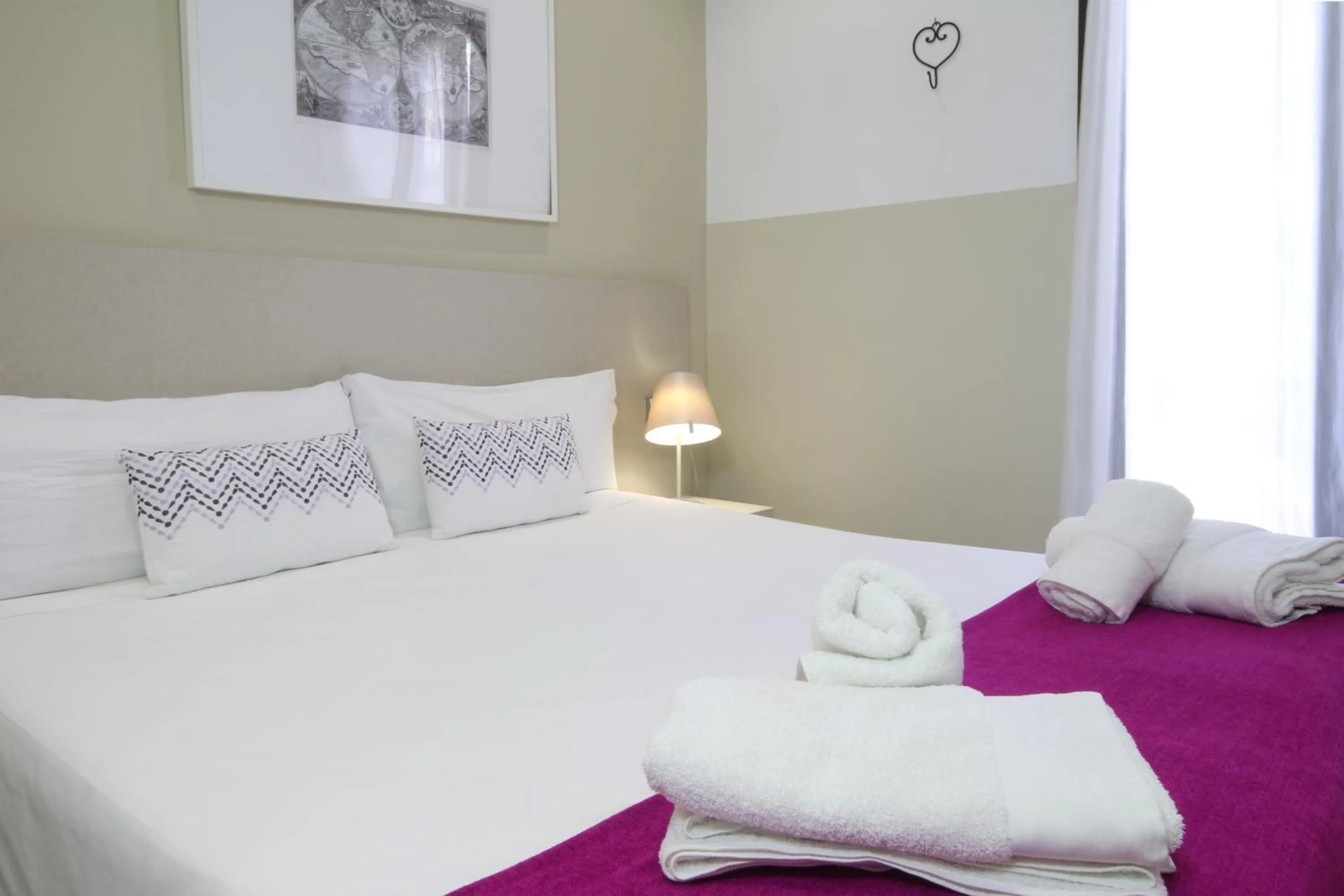 Bed in Suite Place Barcelona Còrsega