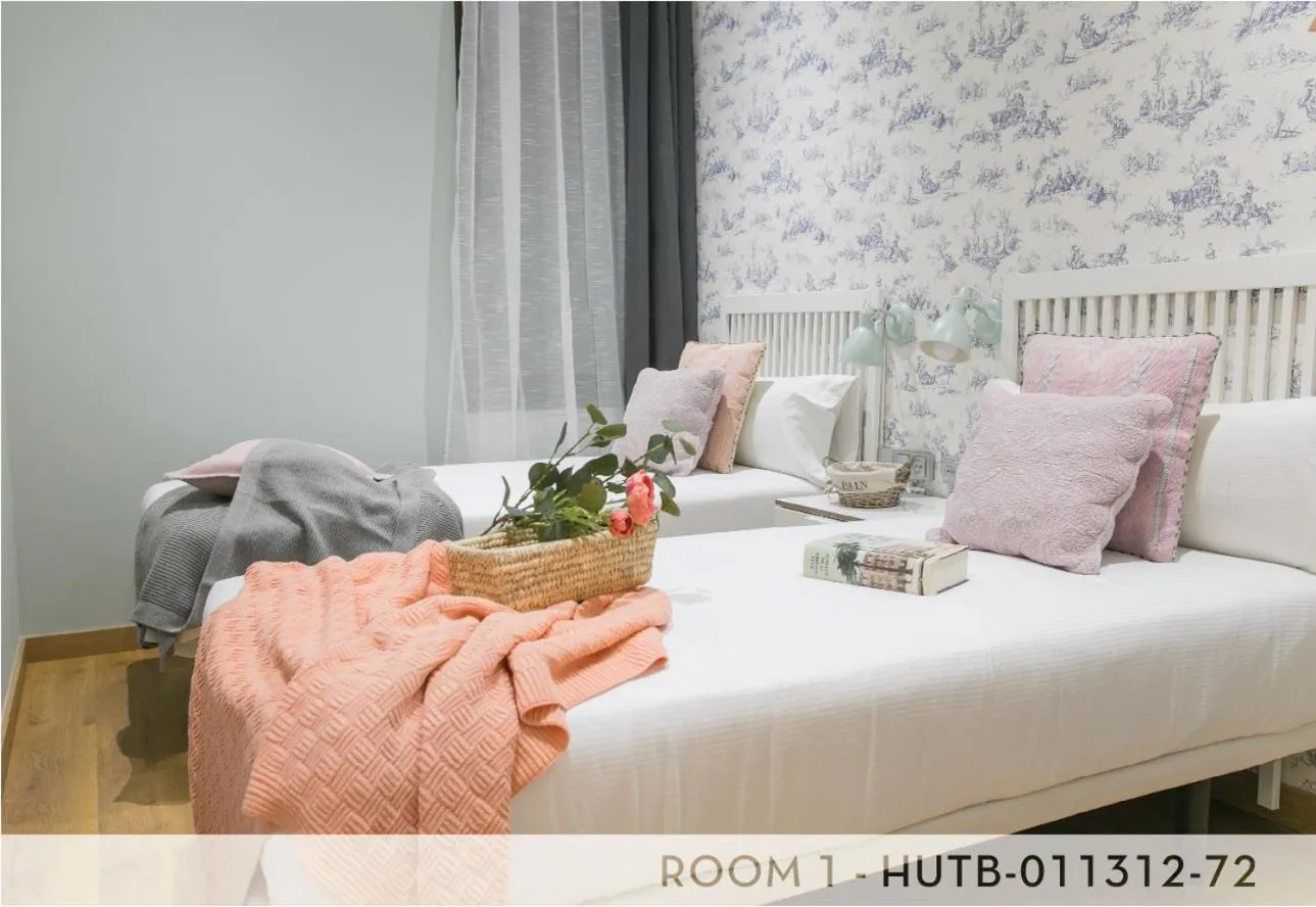 Bed in Suite Place Barcelona Còrsega