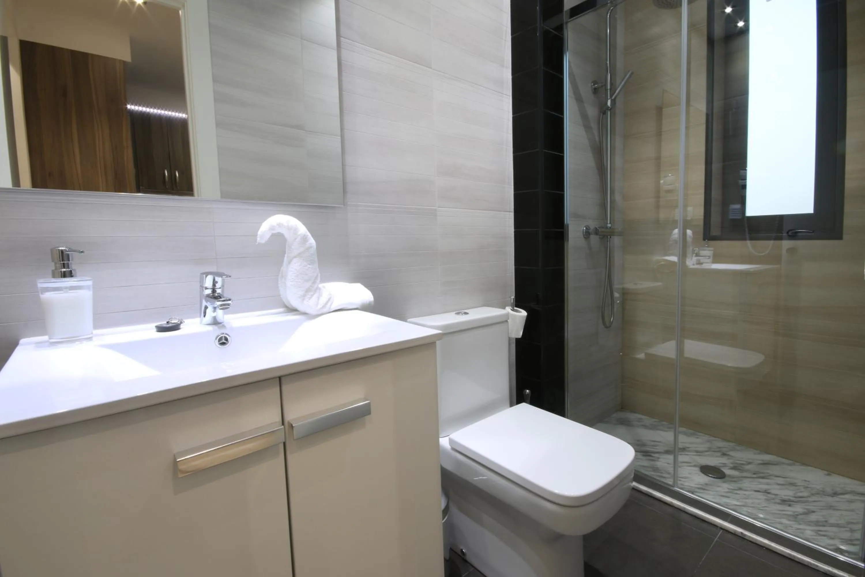 Shower in Suite Place Barcelona Còrsega