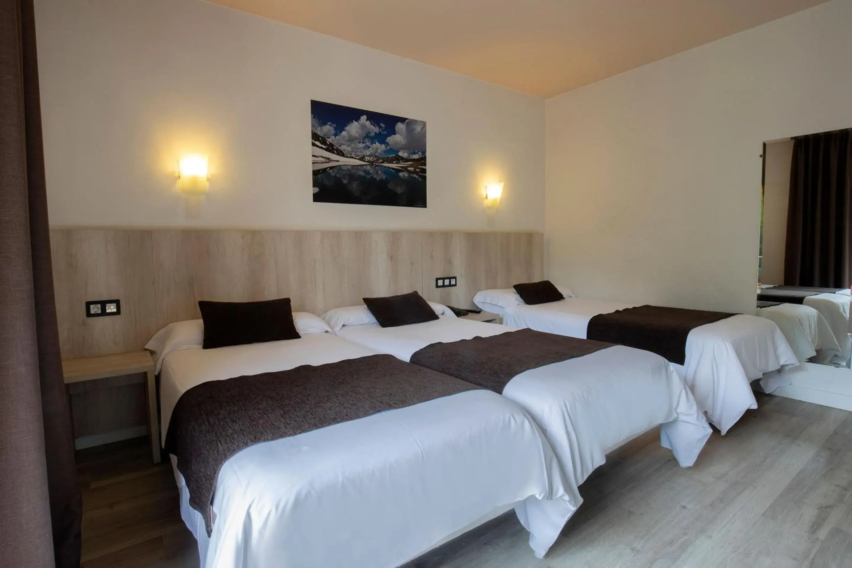 Interior Triple Room in Hotel Marco Polo by Nexta Interior Triple Room in Hotel Marco Polo by Nexta