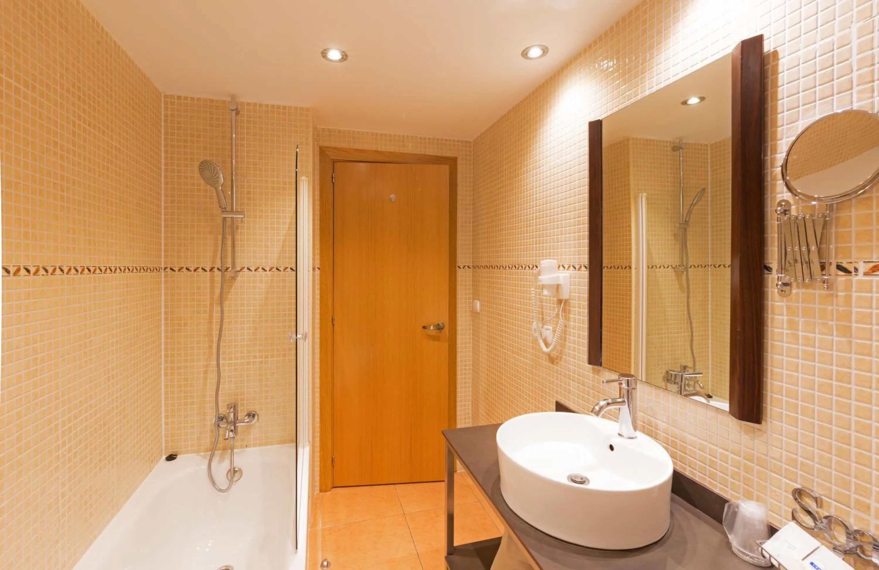 Shower in Pierre & Vacances Aparthotel La Tulipa