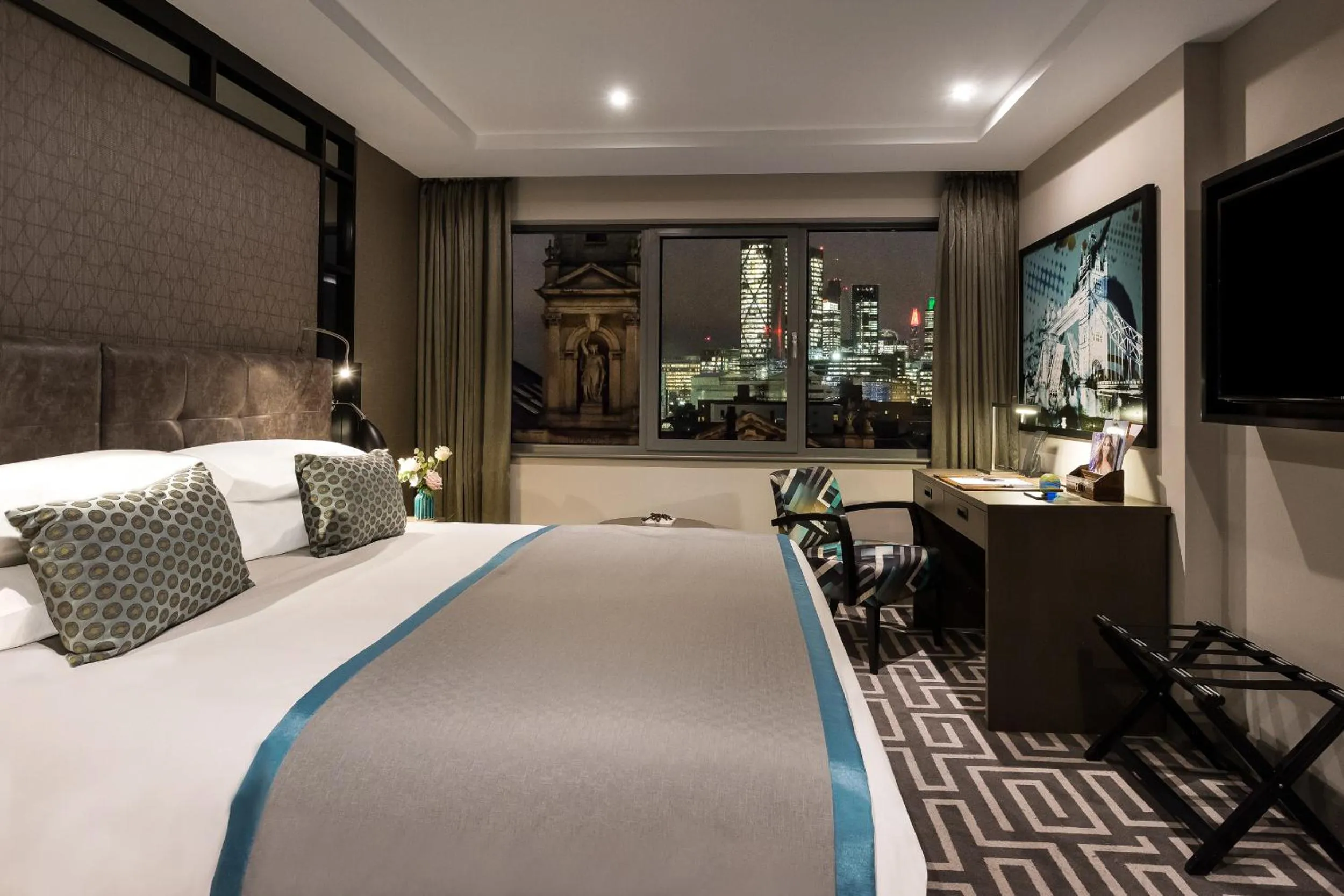 City view, Bed in Courthouse Hotel Shoreditch