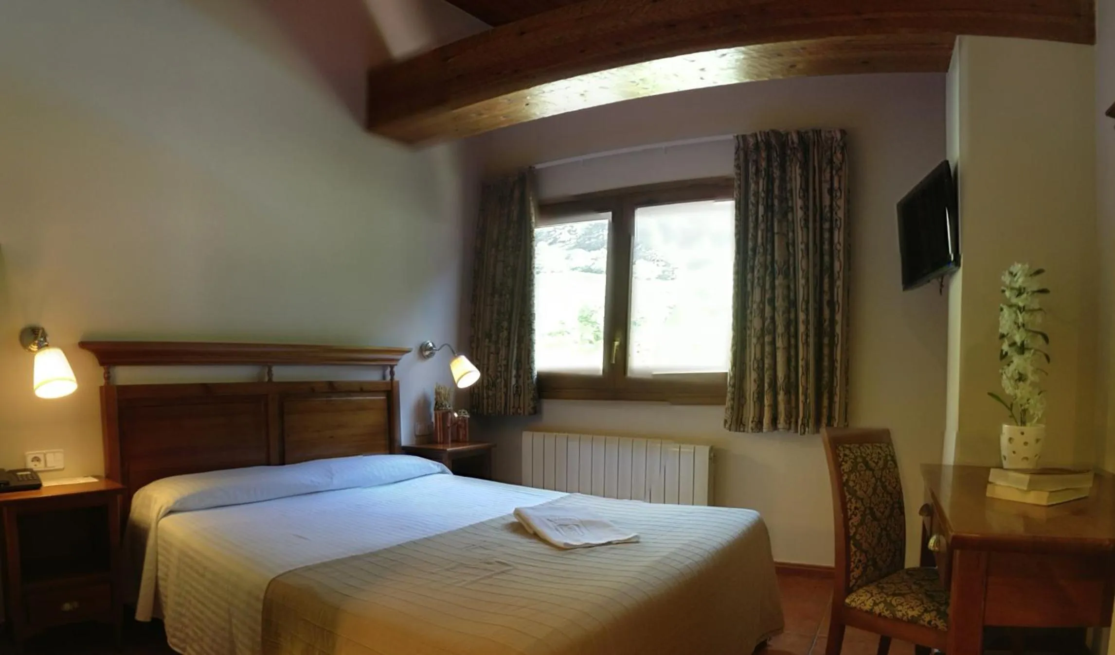 Photo of the whole room, Bed in Hotel Xalet Verdú