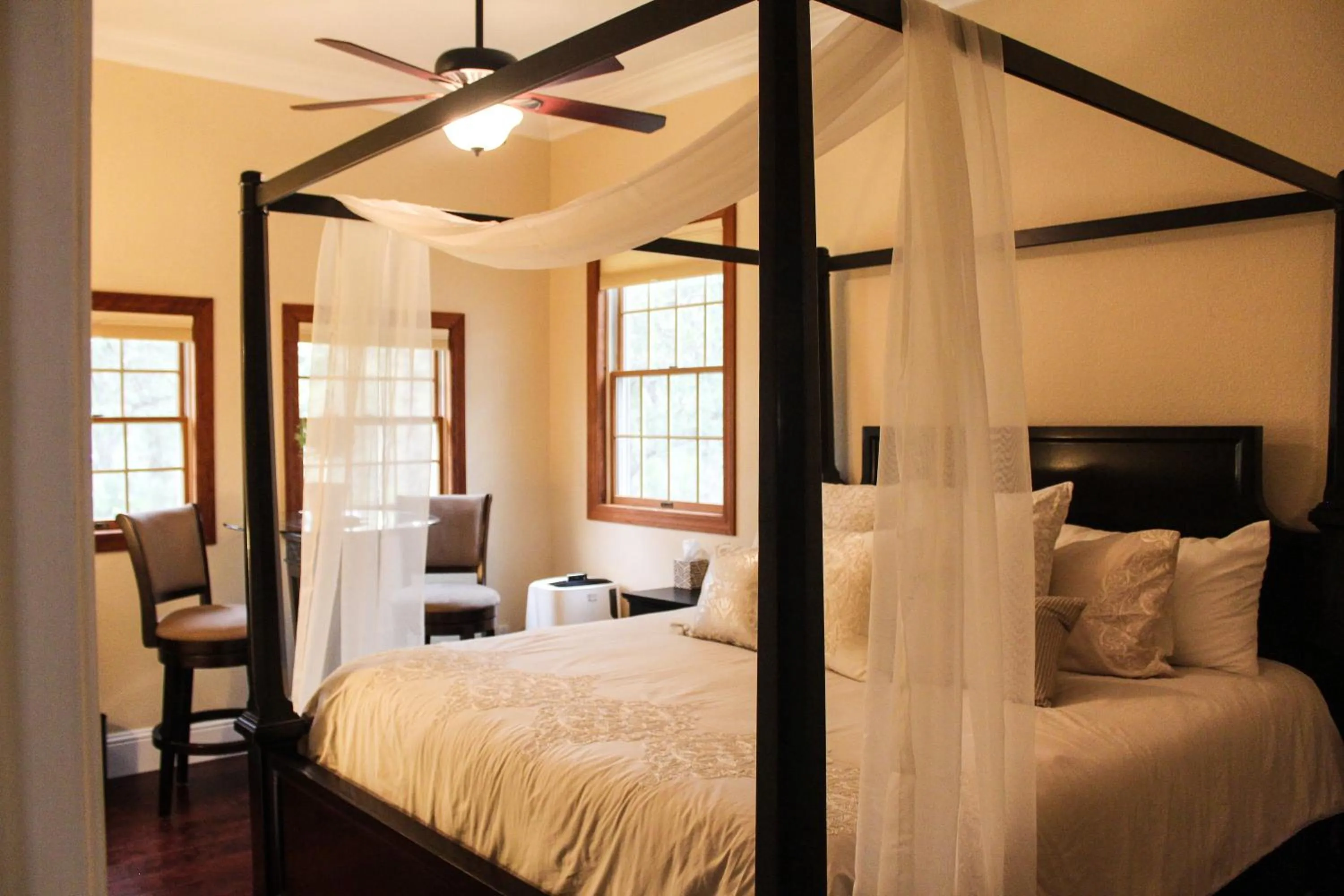 Photo of the whole room, Bed in Hope Inn Redding