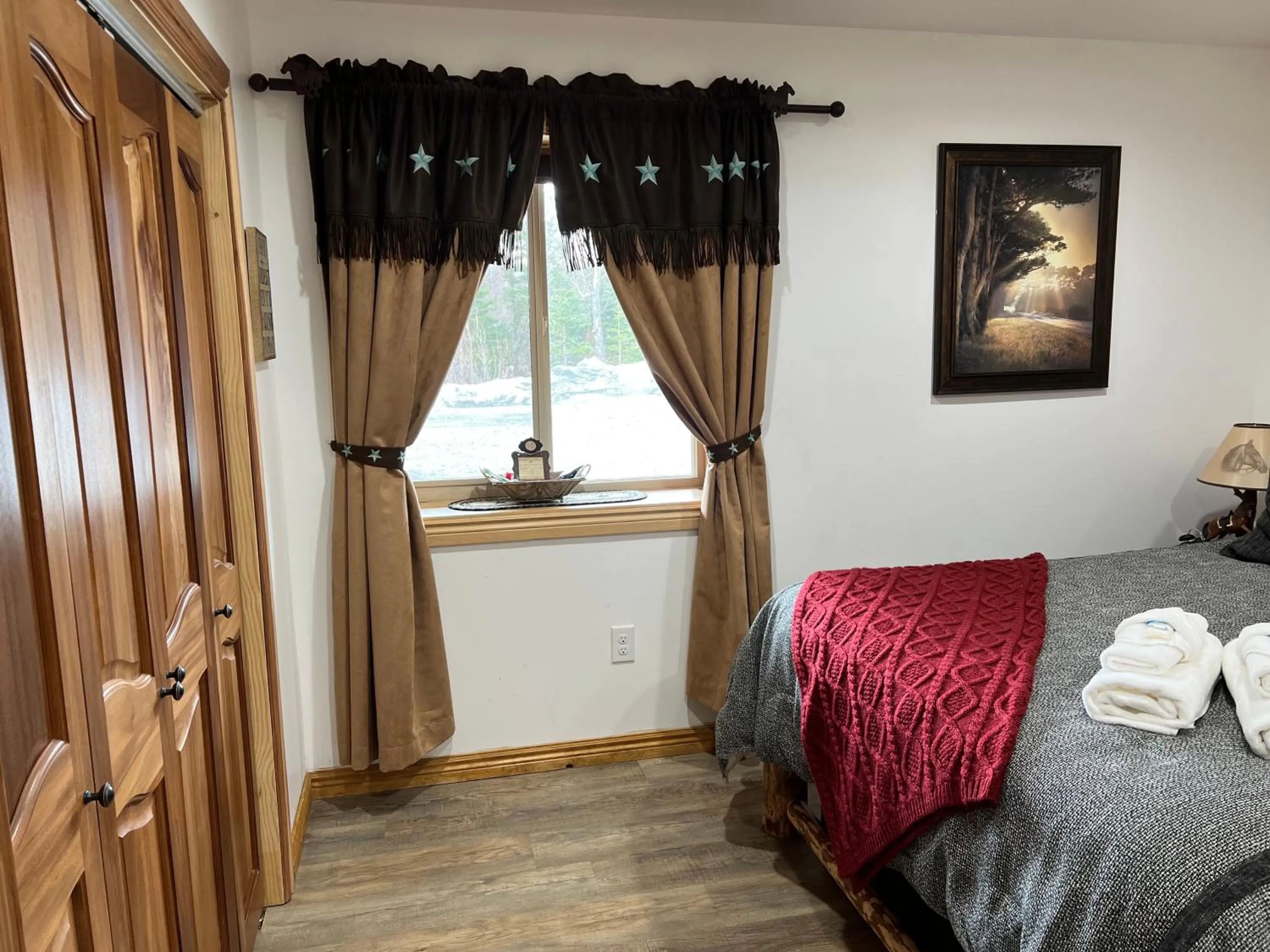 Bedroom, Bed in Alaska Knotty Pine B&B