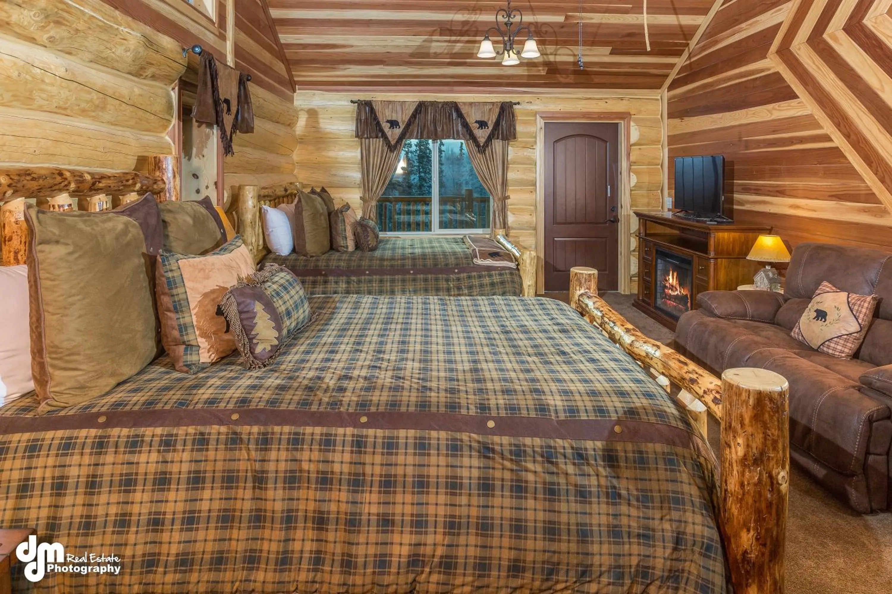 Bedroom, Bed in Alaska Knotty Pine B&B