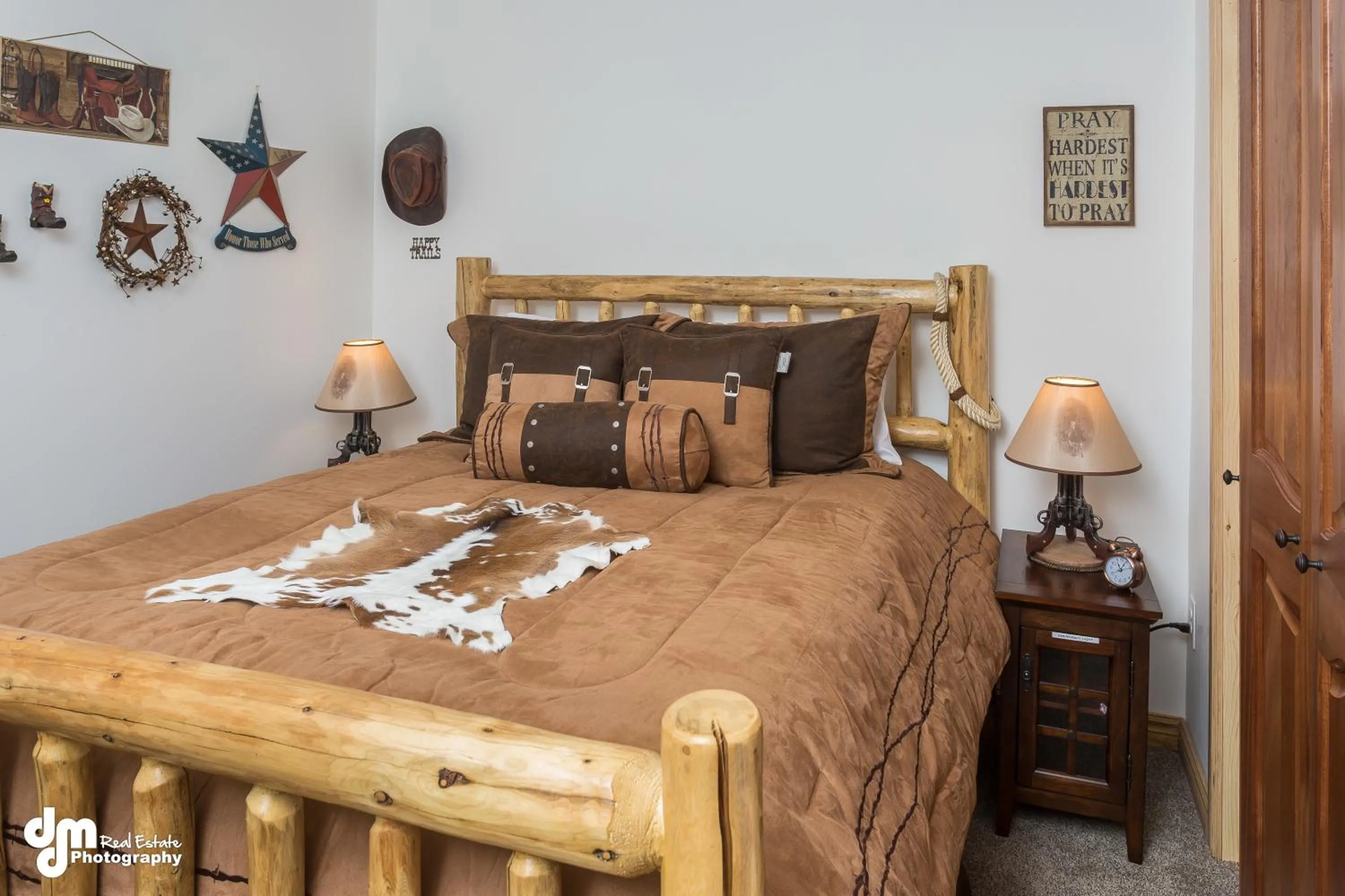 Bedroom, Bed in Alaska Knotty Pine B&B
