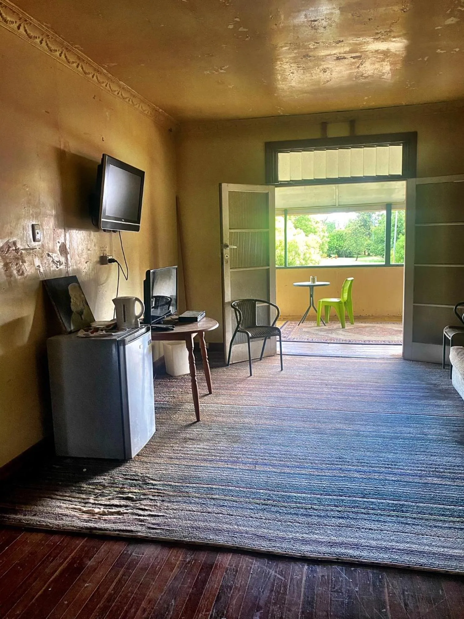 Communal lounge/ TV room in Royal Carrangarra Hotel