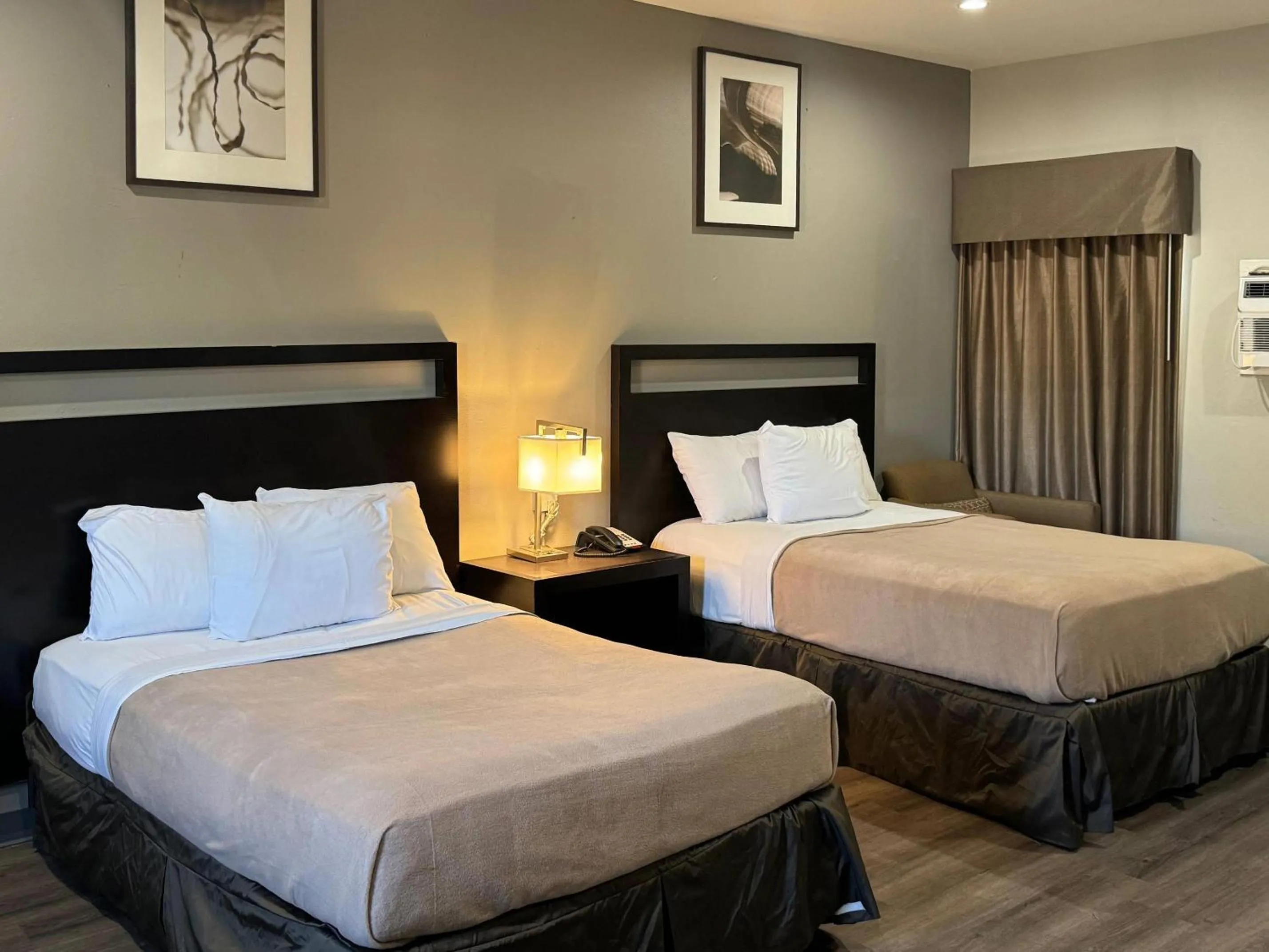 Bedroom, Bed in Rodeway Inn El Cajon - San Diego East