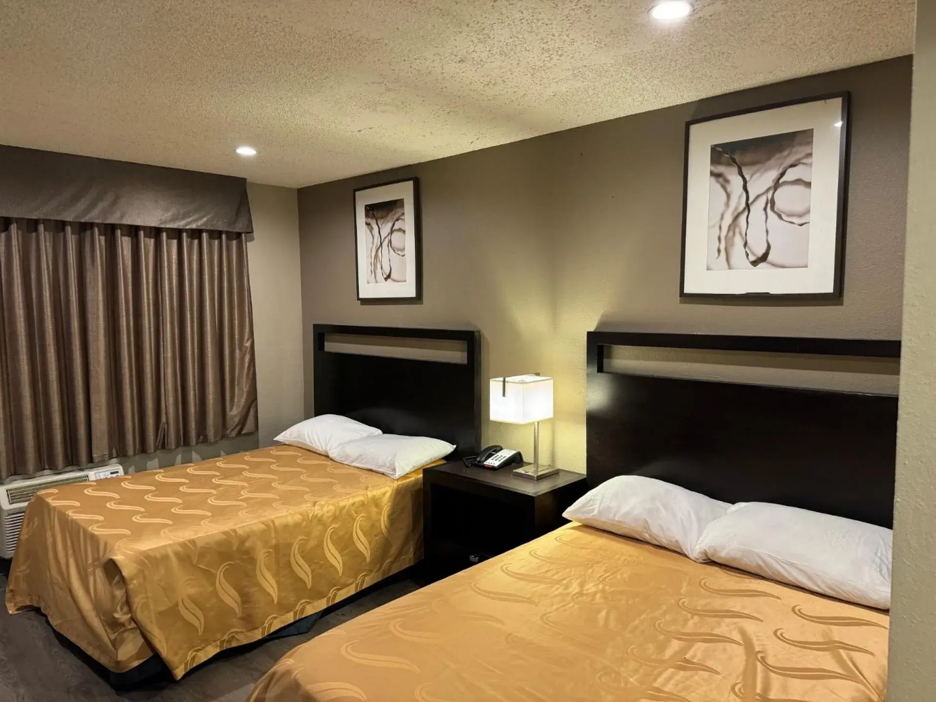 Bedroom, Bed in Rodeway Inn El Cajon - San Diego East Bedroom, Bed in Rodeway Inn El Cajon - San Diego East