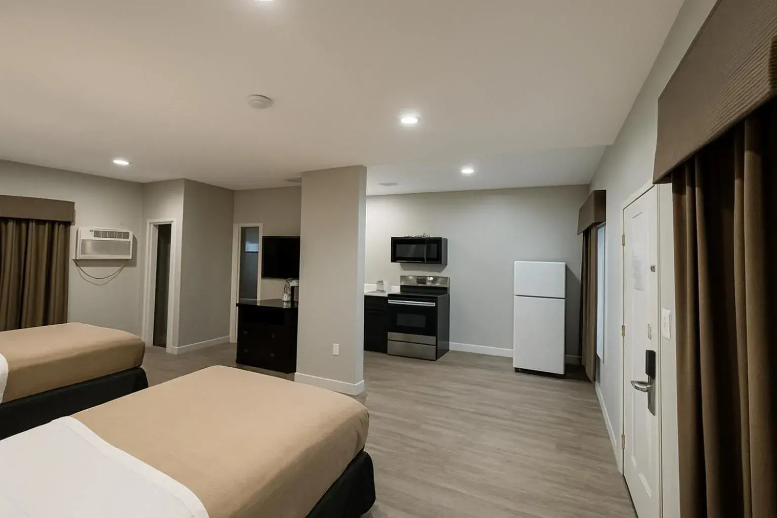 Kitchen or kitchenette, Bed in Rodeway Inn El Cajon - San Diego East Kitchen or kitchenette, Bed in Rodeway Inn El Cajon - San Diego East