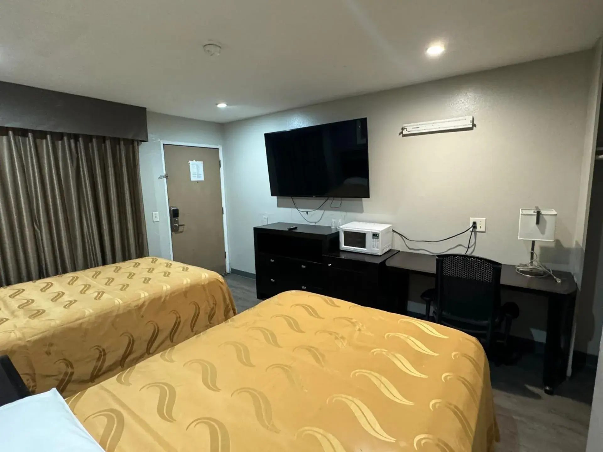 Bedroom, Bed in Rodeway Inn El Cajon - San Diego East Bedroom, Bed in Rodeway Inn El Cajon - San Diego East