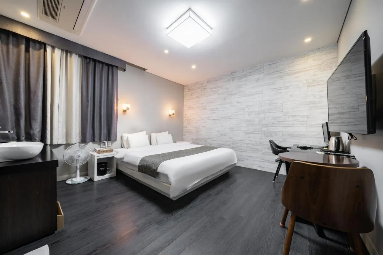 Bed in Seattle B Hotel