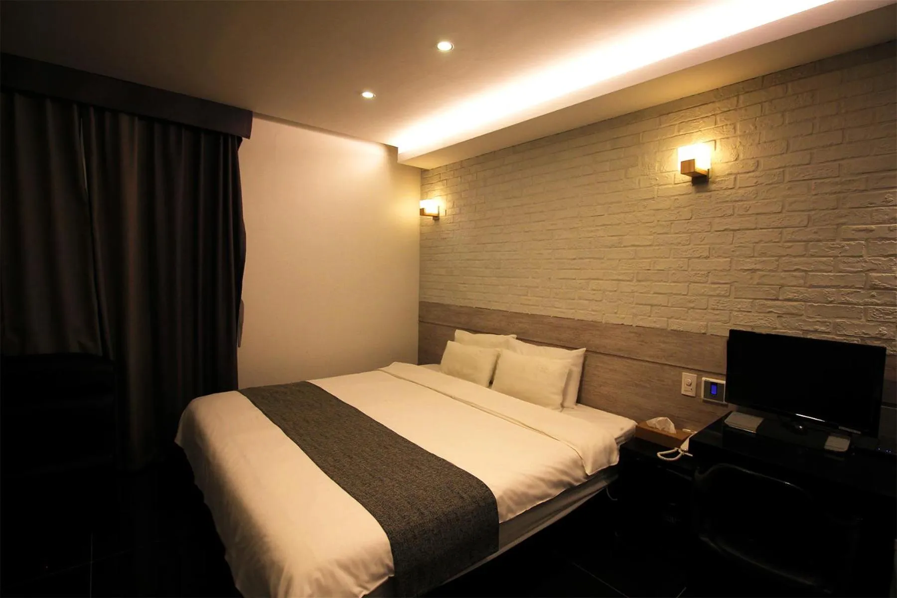 Bed in Seattle B Hotel