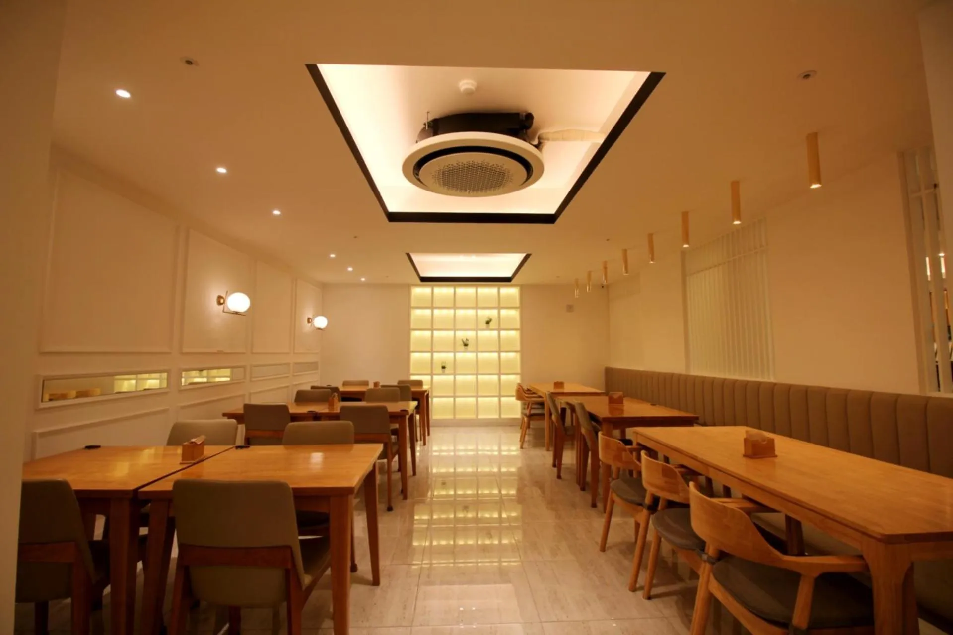 Restaurant/places to eat in Seattle B Hotel