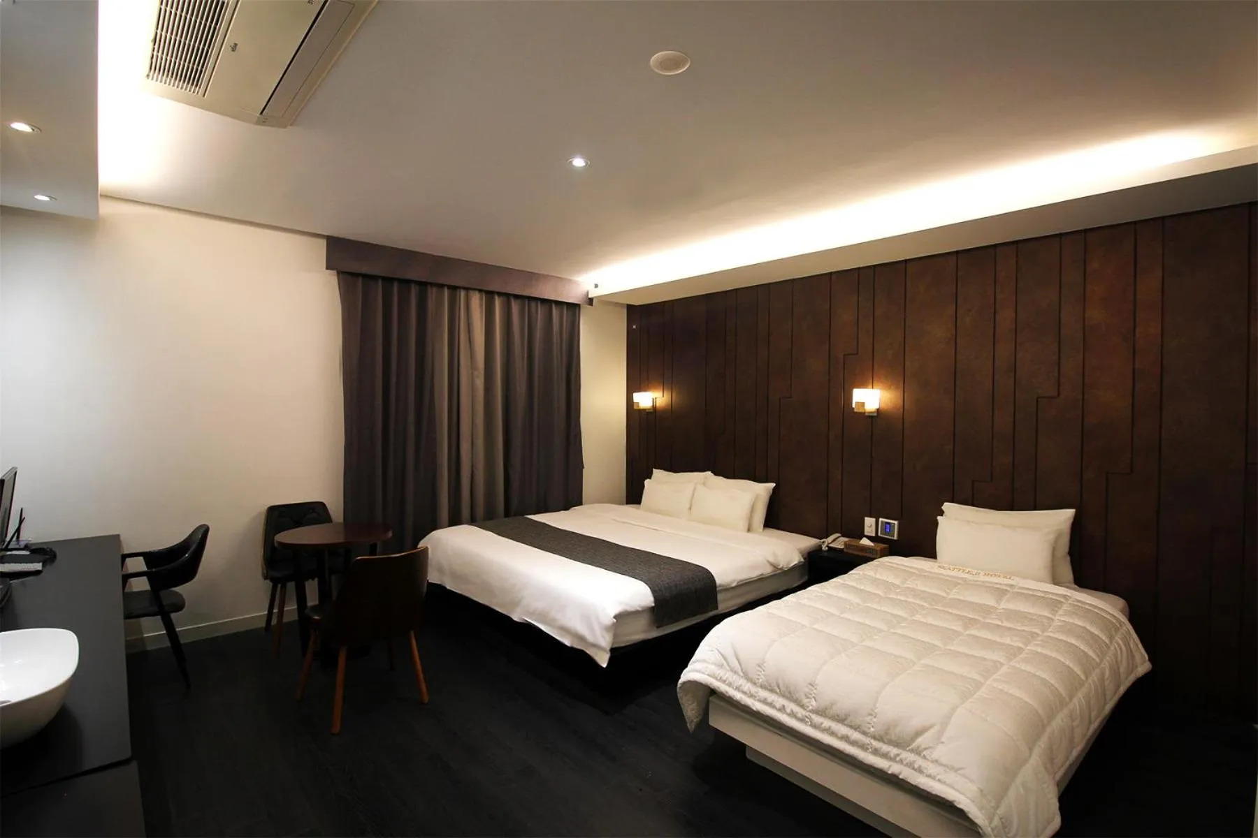 Bed in Seattle B Hotel